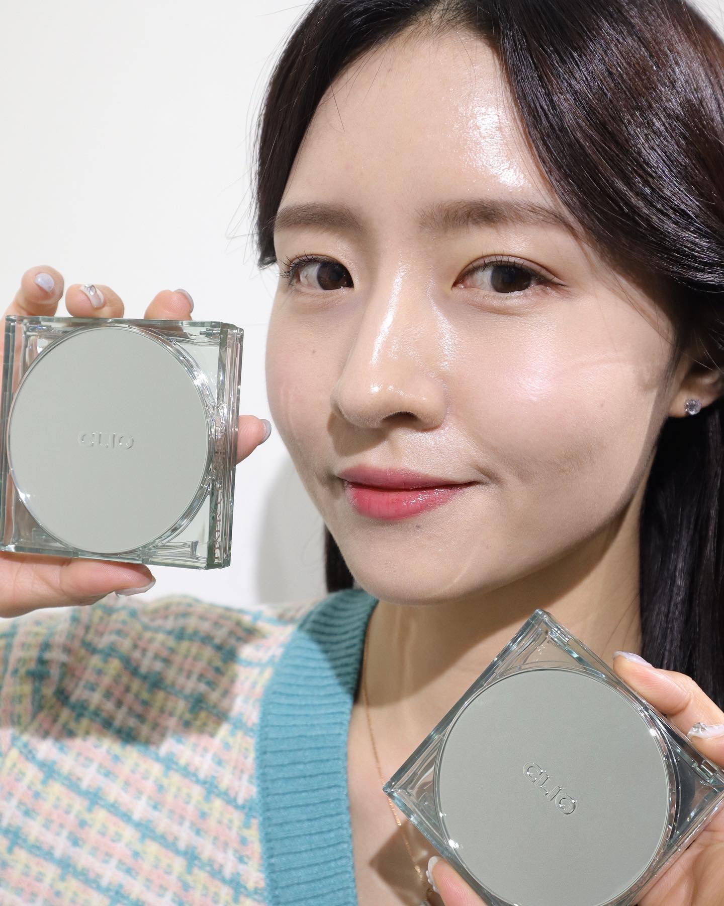#제품제공 clio_official 

섬세하게 구름결픽싱☁️ 클리오
#킬커버스킨픽서쿠션 사용해 봤어요🧏🏻‍♀️
기존 매트쿠션 러버들이 좋아하는 클리오 픽서 쿠션이 업그레이드되어 킬커버 스킨 픽서 쿠션으로 돌아왔답니다✨

포어 블러 성분 함유로 모공, 요철을 한 겹 싹~덮어주면서 꼼꼼하게 커버해주는 보송보송한 결 커버 쿠션이에요.

텍스처가 얇고 가벼운데 커버력이 좋아 결점 없는 매끈한 구름결 피부로 만들어준답니다🤭

매트쿠션이지만 들뜸❌, 건조함❌
한 번의 커버로 54시간 지속되는
롱래스팅 효과까지 느껴볼 수 있다는 점‼️

총 5가지 컬러 쉐이드로 세분화되어 내 피부톤에 맞는 쿠션 컬러를 선택할 수 있다는 사실‼️
클리오 킬커버 스킨 픽서쿠션으로 결점 없는 매끈한 피부표현을 완성해 봐요💚

 #파룸체험단 #클리오 #킬커버스킨픽서쿠션 #구름결픽싱 #클리오쿠션 #매트쿠션 #베이스메이크업 #쿠션추천 #올리브영쿠션 #올영추천템