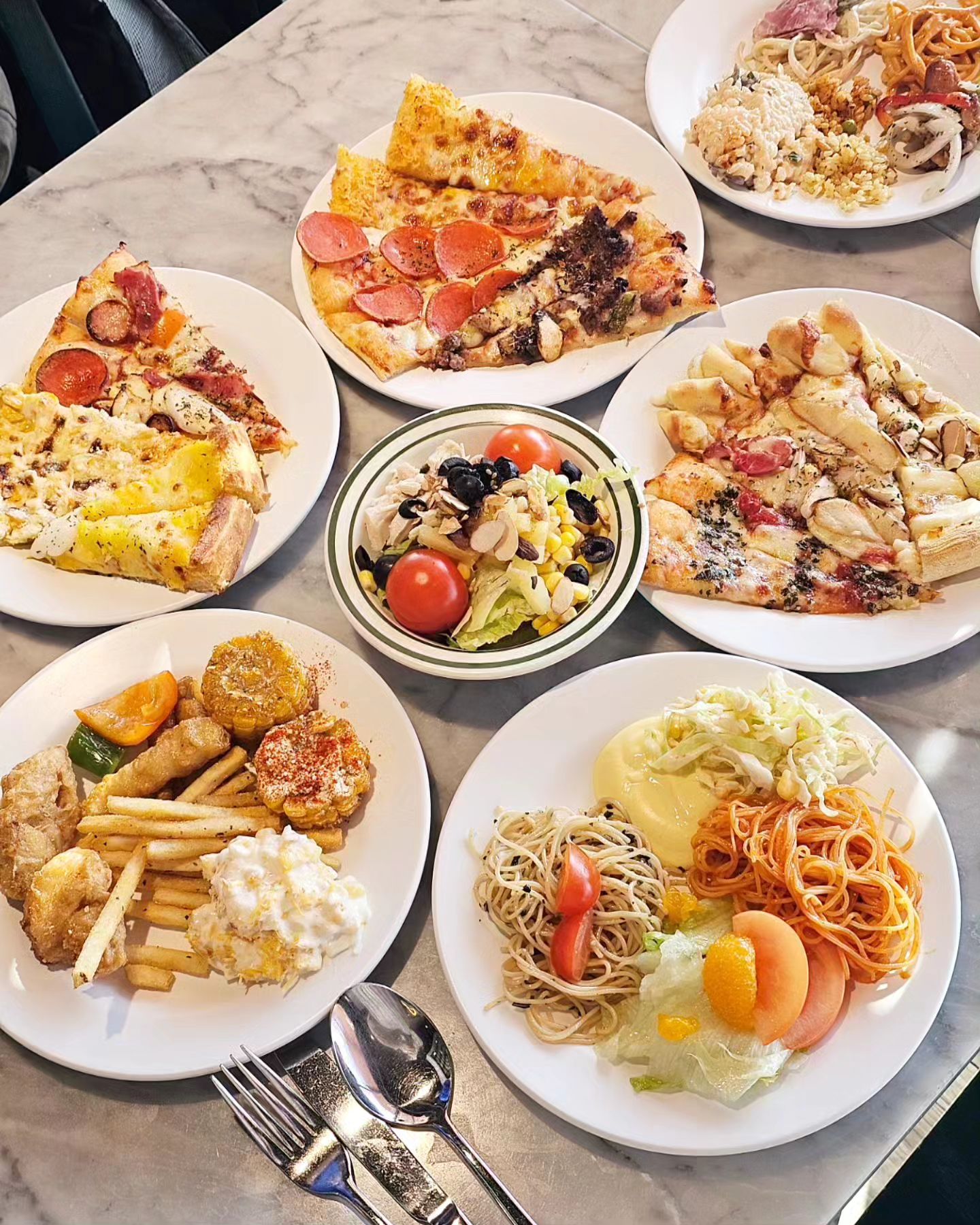 #협찬 #전포피자 #피자몰울산 #울산성남동맛집 #울산맛집 #피자뷔페 #샐러드바
.
.
오랜만에 #피자몰 뿌시고옴♪

따끈따끈 치즈 쭉 늘어나는 피자를
무제한으로 먹을 수 있고
샐러드바 메뉴도 많은데
내맘대로 조합해서 먹는 DIY샐러드도 굿👍🏻

디저트까지 아주 야무지게 먹고 배뚠뚠.
따스한 햇살가득 태화강 리버뷰는 덤💕