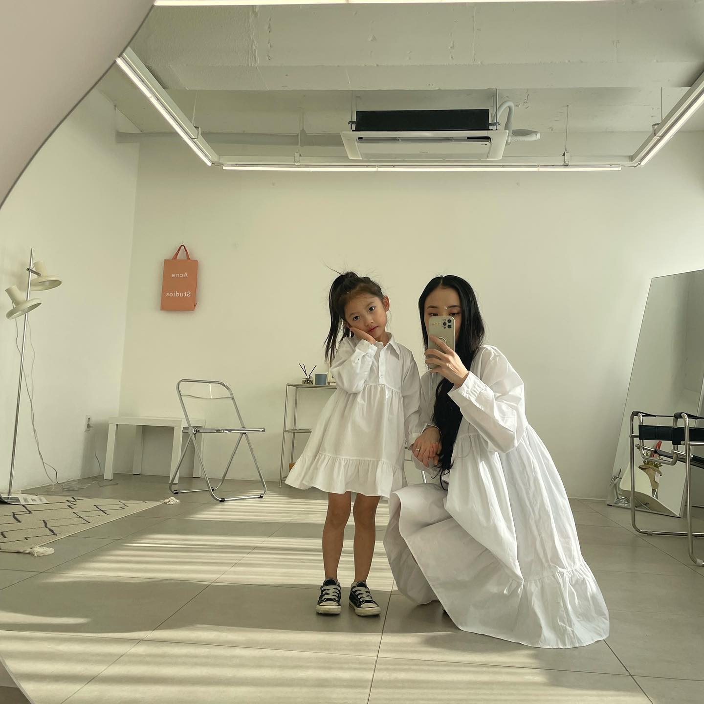 내 미니미와 커플룩💓

어느덧 설레이는 마음으로 준비한
쁘띠미뇽의 첫번째 봄시즌의 
마무리가 다가오고있네요〰️💓

첫시작 부터 많이 관심가져주시고
애용해주셔서 너무 너무 감사드립니다🕊️
덕분에 올한해의 시작이 너무 행복했오요💕

봄제품 대부분이 더이상의 리오더없이
남은 수량이 소진되는대로 품절 될예정이에요~😭
혹시라도 장바구니에 담아두고 고민하고 계시다면 늦지않게 결정하셔야해욤!