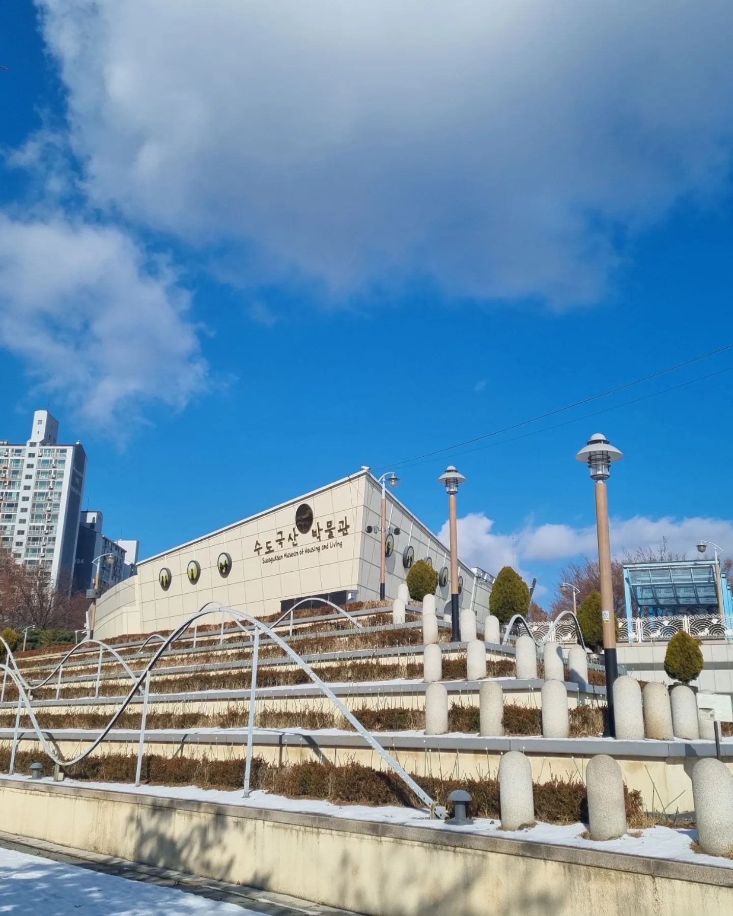 동인천에서 월미도가기전에 들린 수도국산달동네박물관~! 조용히 구경하기 좋네~~ 옛날외갓집분위기ㅋㅋ 근데..생각보다..규모가 작아서 깜놀..입장권1000원인 이유가 있었네..
월미도에선..너무 추워서 바이킹은 입돌아갈까봐 탄 대관람차.. 문이 얼어서 안열리던것도 있던데..ㅡㅡ 우린 추운날 여길 왜 택한건지ㅋㅋ
#수도국산달동네박물관 #옛날생각나는군#그때로돌아가고싶다#월미도#대관람차#개춥다#조용한#놀이동산#나름#분위기#좋음#바닥미끄러운건빼고