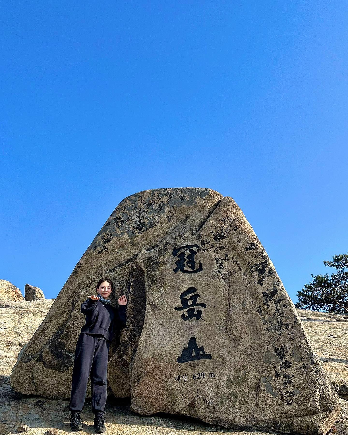 관악산⛰️
#사당능선코스 #서울대공대하산
사당역4번출구-관음사(연주대 표지판 보기)-나무데크계단(조망권시작)-우수경관전망대(쉼터)-사당능선(풍경좋음)-하마바위-마당마위-깔딱고개(연주대 600m전)-관악문(옛 통천문)-촛대바위-솔봉 소나무-암릉내리막-연주대(정상)-연주암전망대-서울대공대하산

ෆ느낀점ෆ
사당능선코스는 볼거리가 많고, 조망권이 최고다.
중간중간 대화가 절대 불가능한 구간이 나온다.
서울대공대하산은 딱히 볼거리는 없지만 빠르게 하산이 가능하고, 일행이랑 수다떨면서 내려갈 수 있다.
#관악산 #연주대 #관악산연주대 #사당능선 #관악산등산 #관악산정상 #조망권 #관악산코스 #관악산등산코스 #조망산행 #등린이