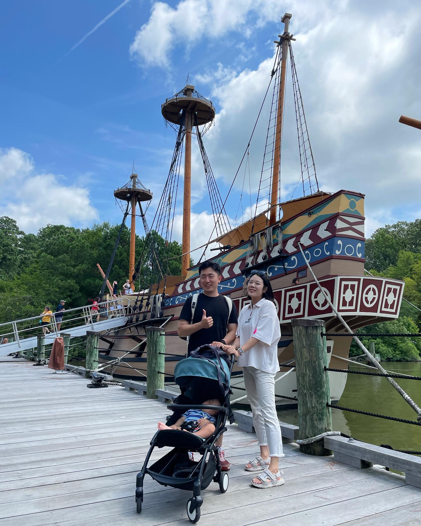 📍James Town Settlement, VA🇺🇸

영국인들이 처음 미국에 도착해서 정착을 했다는 제임스타운!
박물관도 있었고 인디언들 살던곳 재현해 놓은곳도 있었는데 
역시 시그니처 배가 포토존! 가족 사진 한장 건졌다😁❤️

제임스강도 한적하니 좋아보였고 날만 좀만 덜 더웠어도 가볍게 산책하며 즐길수 있었을법한곳인데…. 근데 너무 더웠지🤮
그 와중에 잠드신 아드님.. 땀뻘뻘 흘린채로 잘 주무시네요😅
애미야 유모차 쿨시트 왜 가져왔니 이럴때 안쓰고..?

요크타운도 다녀왔는데 마땅히 올릴 사진이 없어서
제임스타운이랑 같이 겟한 마그넷으로 대체 업로드😆💙

#Virginia #미국라이프 #미국생활🇺🇸 #🇺🇸