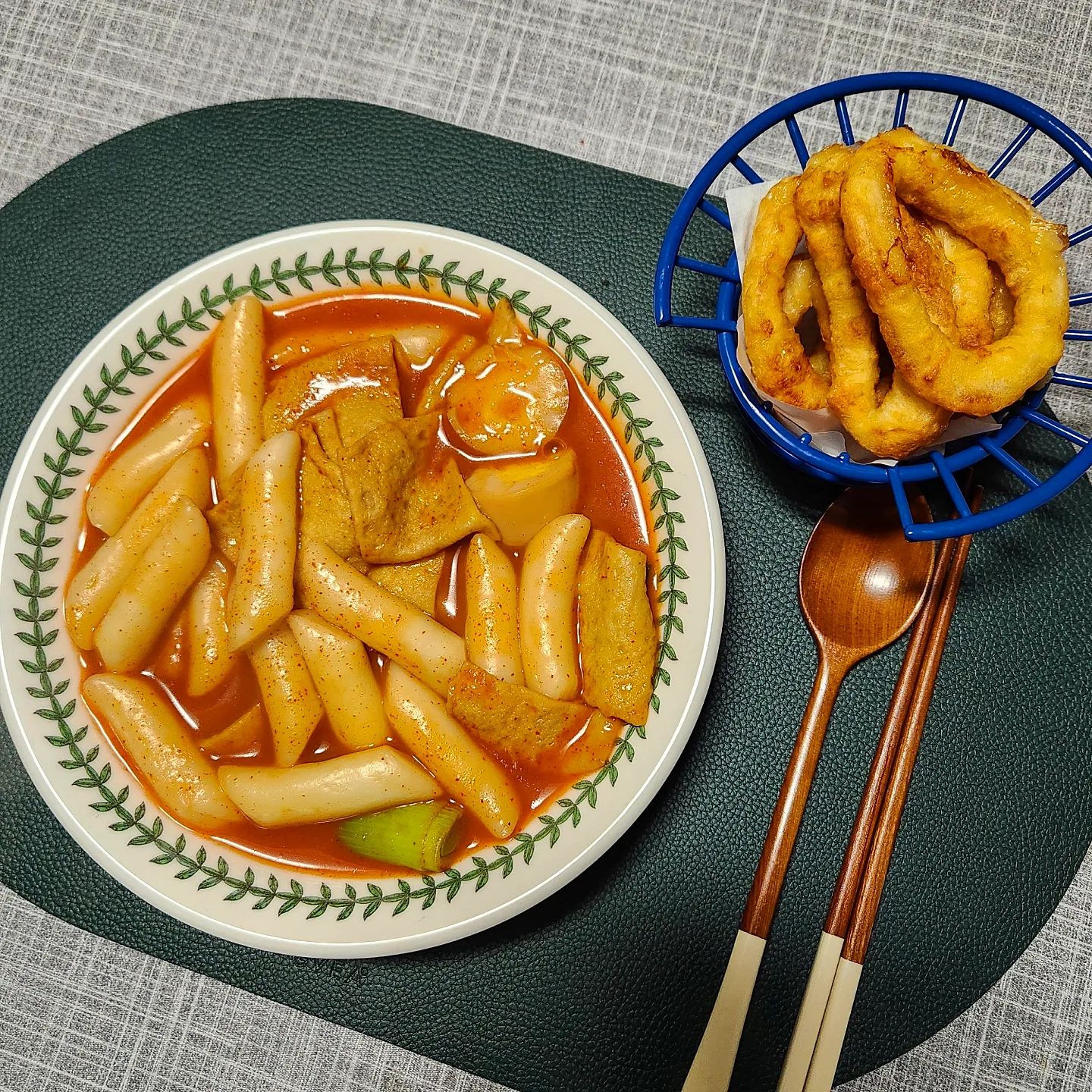 #협찬 푸드창조 아빠가 만든 수제 즉석떡볶이 
⠀
오늘은 매콤달달한 떡볶이 땡기는 날〰️😆💕
푸드창조에서 보내주신 떡볶이를 먹어 보았어요✨️
⠀
푸드창조의 떡볶이는 
당일 제조된 생쌀떡과 어묵함량 높은 진짜 부산어묵,
100% 국내산 질좋은 5가지 자연재료를 모아 우린 비법 육수와 
국내산 고춧가루로 맛을 낸 소스로 구성 된 떡볶이에요🥰
재료만 봐도 건강하게 맛을 낸 떡볶이라 믿고 먹을 수 있어요💘
⠀
조리방법도 초간단 🤗 다 넣고 그냥 끓여주면 완성‼️
저는 더 맛있게 먹으려고 계란, 파만 더 추가해줬어요🫶
⠀
찐한 멸치육수 베이스에 살짝 매콤달달한 감칠맛 너무 좋은 소스에 
쫄깃한 쌀떡과 탱글한 어묵조합이란 ,, JMT😭
떡파 어묵파 싸울 필요 없이 둘다 넉넉히 먹을 수 있어서 더 좋았다는,,😙 오징어튀김도 찍먹하니 너무 잘 어울렸어요👍
⠀
집에서 만든 것처럼 건강하게 만든 푸드창조의 즉석떡볶이로
간단하고 쉽게 맛있는 떡볶이 드셔보세요 ! 강추♥️ ꒰✿ᐡ⸝ɞ̴̶̷ ·̮ ɞ̴̶̷⸝ᐡ꒱
⠀
⠀
🎈푸드창조
▫️foodcreation1001
⠀
⠀
#푸드창조 #떡볶이 #즉석떡볶이 #떡볶이밀키트 #손가지