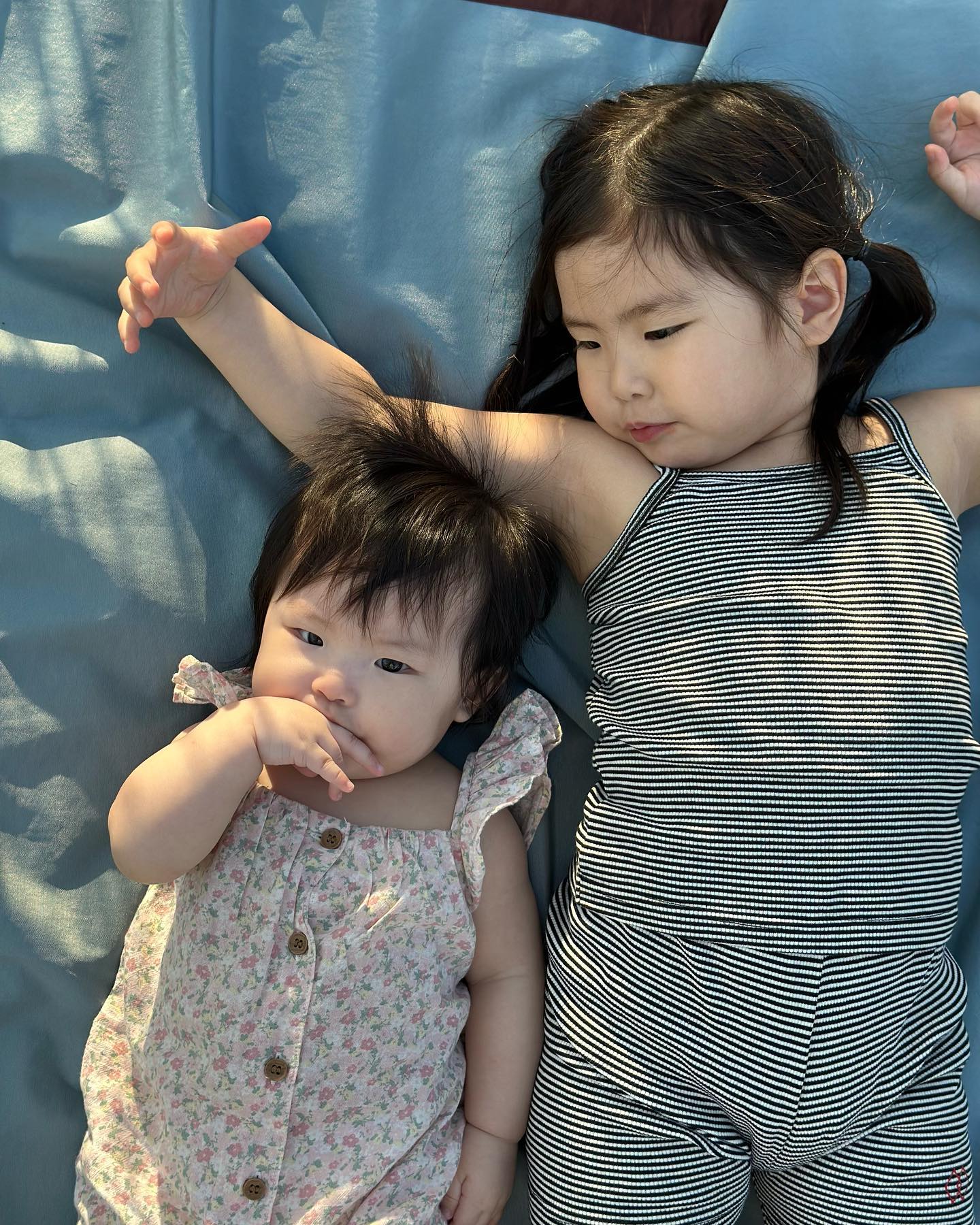 230603 눕눕
이때부터 우리셋이 돗자리펴고 어디든 드러누웠지, 해가 좀 지면 선선한게 너무 좋아서 토요일마다 간게 벌써 3번째.. 토요일 루틴이라고나 할까.. 늘이가 튀김우동 맛을 알게된 날! 물론 내가 다 먹었지만!

#피크닉 #꿈의숲