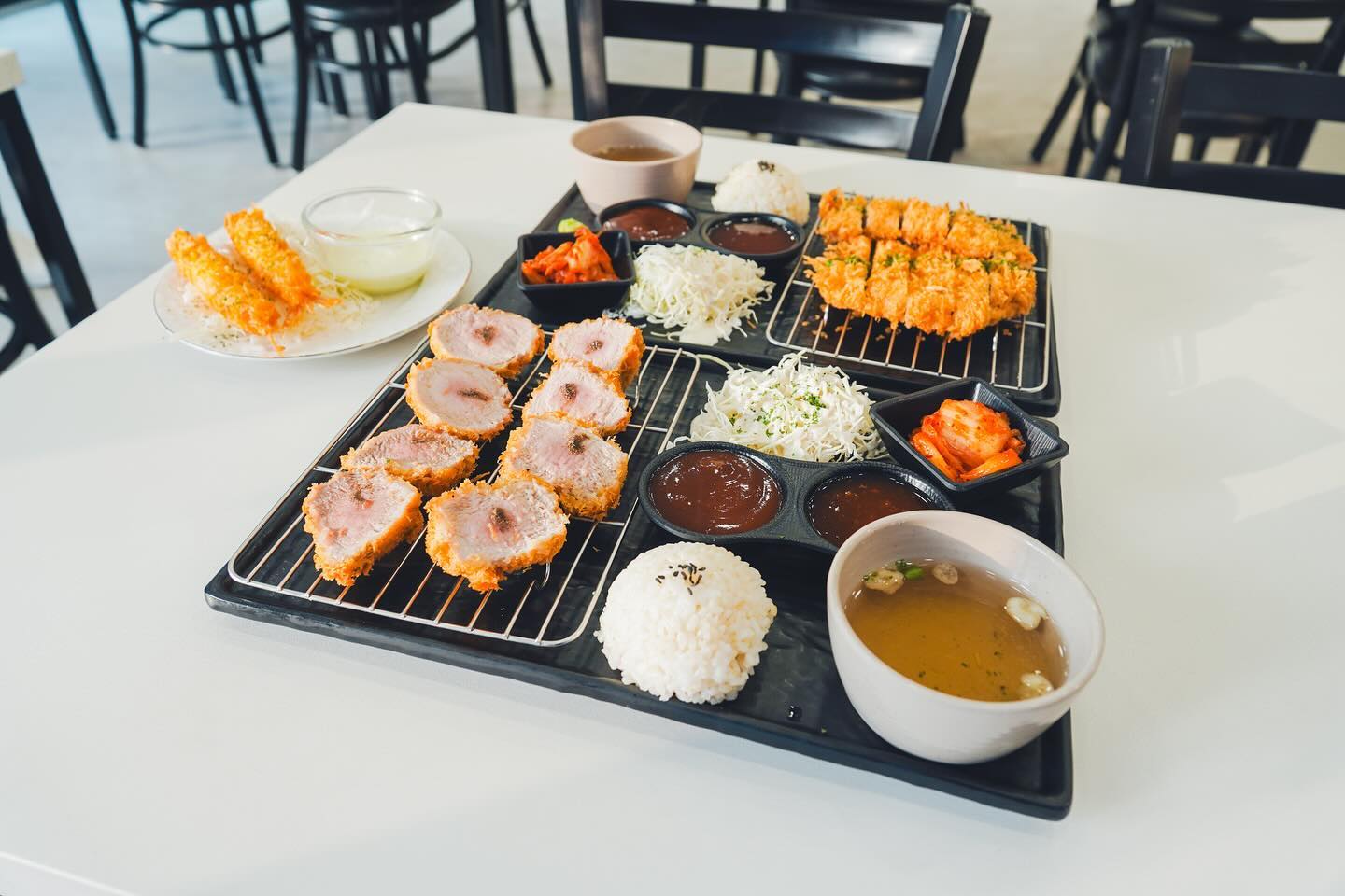 경산 최고 돈가스 맛집 모도리식당🍴
많은 분들이 아셔야 저도 오래 갈 수 있으니 소개해 봅니다.
처음 갔을 때 브레이크 타임이 없었던 걸 확인해서
두 번째 방문도 비슷하게 2시 30분쯤 도착했는데 
재료 소진으로 4시부터 식사 가능하다고 했어요.
애매한 시간엔 미리 전화해 보시는 게 좋을 것 같습니다.
고기가 부드럽고 양이 많아요!
저는 안심 돈가스를 제일 좋아하지만
등심 돈가스와 치즈 돈가스도 다 맛있어요.
세 가지를 한 번에 먹을 수 있는 메뉴를 완전 추천합니다👍🏻
⠀
📍경북 경산시 원효로4길 5
⌚️매일 11:00 - 21:30 (월요일 휴무)