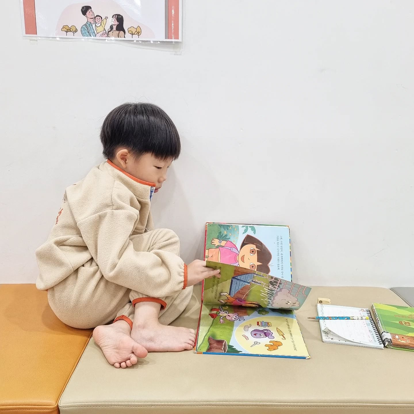 🕯
주말마다 #도서관가기 그리고 병원가긔😷
드디어 중이염 끝났다..😇
HA 감기만 나으면 된다.. 올해는 병원 그만 가자..?
#독서노트 쓰는 거에 푹 빠진 HO ✍🏻
ㄱㄴㄷ 책이나 abc 책에 푹 빠진 HA 🔤
