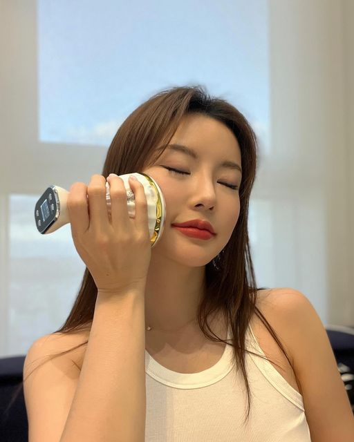 ☀️날씬 '◡'✿ Glowup | Beauty | Fashion on Instagram: "#광고 고주파, EMS, 초음파 기능이 있어 승모군, 팔뚝, 허벅지, 복부, 종아리등 다양한 부위에 마사지가 가능한 스마트한 마사지기 슬림한 바디