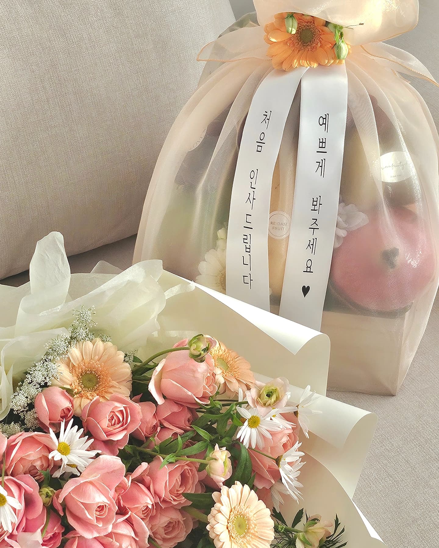 💐울산 디어하트 파티룸 꽃다발💐
꽃다발 늠늠 이쁘다고 좋아해주셔서 감솨🩷
언니한테 꽃다발 맹그러달라고 부탁하길 잘했누
아무리 가족이라도 이쁜거엔 엄격한데
솔직히 이퓨리👍

과일바구니도 구뜨
🍈🍇🍍🍎🍋🍊🍓🍒🥝🥭