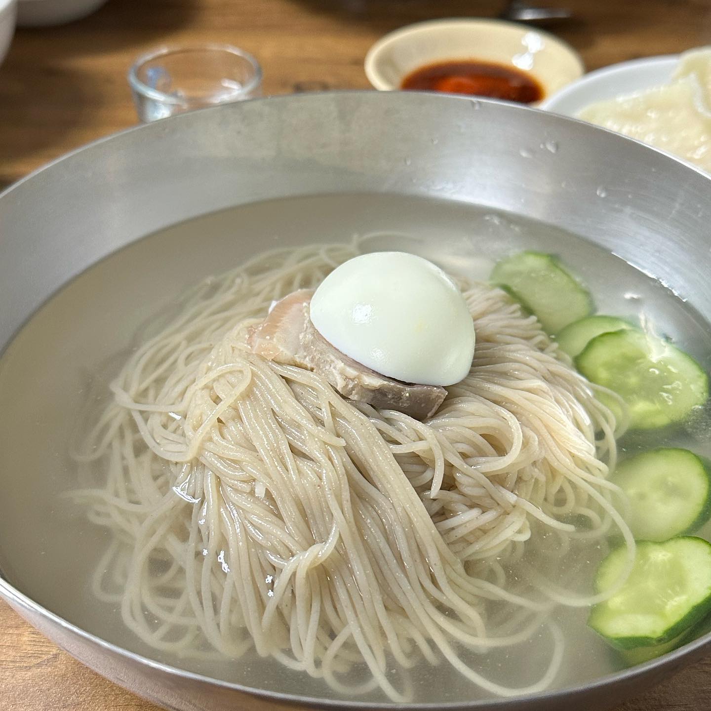강남에서 맛보는 평양냉면
 
#평양면옥 
 
4대에 걸쳐 운영하는 유서깊은 맛집
 
평양에서 제 1대 김면섭씨가
대동면옥을 운영하였고, 
서울에서는 2대 며느리 변정숙이 
평양면옥을 시작하였다.
또한 3대 큰 손자는 장충동에 자리 잡았고
3대 작은 손자는 논현동에
4대 둘째 증손녀는 도곡동에
4대 막내 증손녀는 신세계백화점에 자리를 하였다.
 
요즘 평양냉면 국물맛이 간간하니
간 안 된 육수 추가주문은 국룰
 
평양만두는 큼지막 담백한 맛이 👍
 
평양냉면 14,000원
접시만두반(3개) 8,000원
 
#도순이의맛집
#도순이의맛집_강남