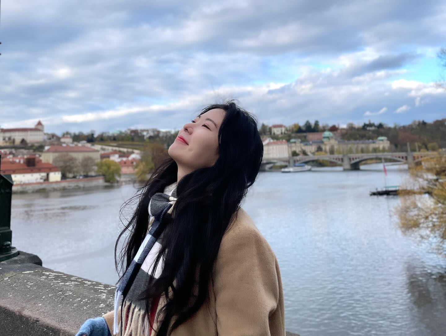 프라하🇨🇿
17년도이후 여행이니 6년만에 해외여행이다!
오래 달리다 쉼을 갖게됐는데
6년전 기분이랑 또 사뭇다르다

그때는 아무 걱정없고 신나기만 했다면
이번 여행은 드디어 쉰다! 자유다! 라는 느낌?!
어딘가에서 해방이 된 느낌이 더 컸다. 
그리고 좀 더
감사한 마음으로 여행했다

유럽사람들은 자유롭고 친절하다
건물은 웅장해서 걷기만해도 눈이 즐겁다

그래서 유럽으로 간 자체만으로도
휴식과 힐링이었다🎄🦋
감사한 여행지 프라하🇨🇿❤️