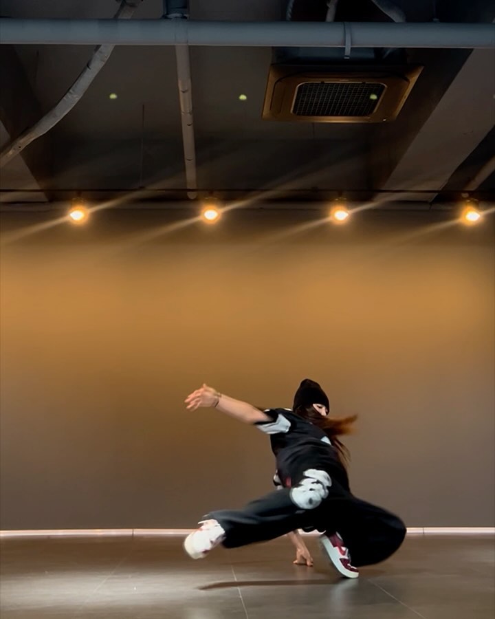 오늘도 유익한 시간이 되었길 바라며🫶🏻✨
dopedance_studio 

#uknowhowwedu 
#bahamadia 
#minkyungchoreography 
#femalehiphop