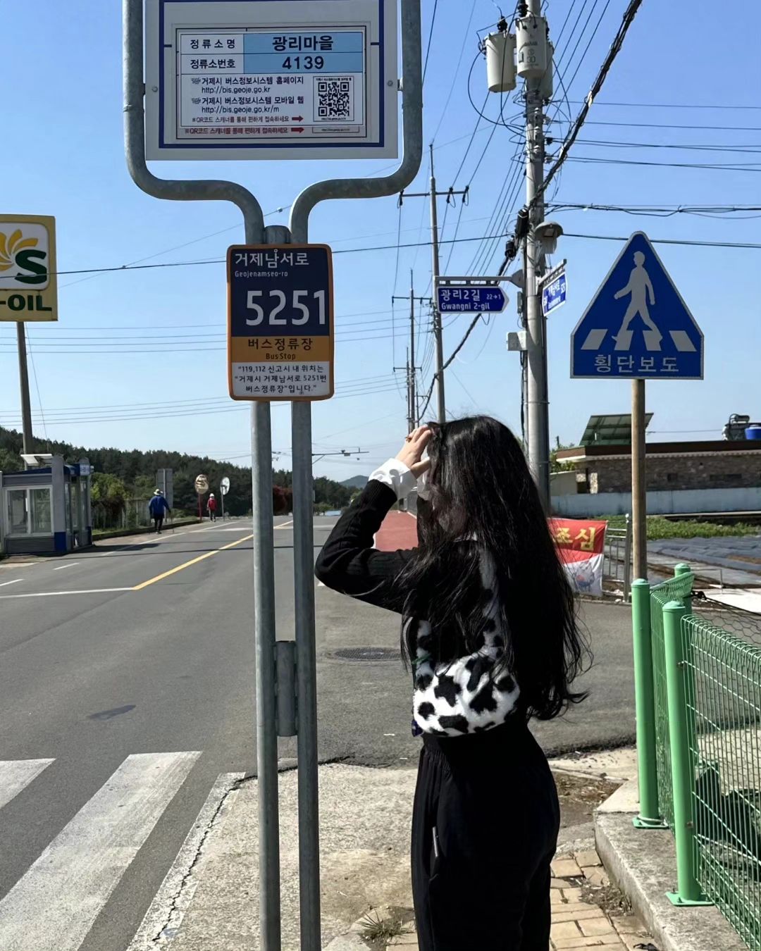 바다 바람에도 마음이 탄다 속이 얼만큼 까매질 수 있나
마음 속이 오븐이 된다 이런 내 마음도 모르고 바람은 계속 불었어
나도 같아 내 모든 하얀 것은 까만색이야 계속 다 타버린 쿠키를 구워내