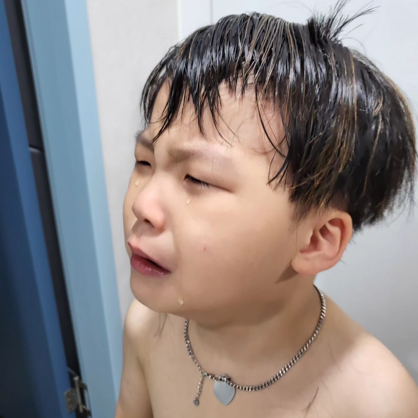 목욕시키고 뒷정리하는데...
그들의 대화소리가 들려왔고
🧒라율: 이도율 이거 니꺼야??
👶도율: 어!!이거내꺼야!!!!!
🧒라율: 너 혼날것같은데;;;;
그 대화를 듣고 가본 애미는 어이가없었다.

자기머리 자기가 자르고 눈물 펑펑흘리는중
파먹은 앞머리는 겨우겨우 수습해보았지만...
뒤에난 빵꾸는 살려낼수가없었다ㅋㅋㅋㅋ
흑채라도 뿌려줘야하나....

 #아들스타그램 #도치맘 #아들맘 #육아맘 #육아소통 #일상공유  #육아선팔 #육아스타그램 #육아일상 #맞팔 #선팔하면맞팔 #좋반 #좋테 #좋아요그램 #좋반테러 #선팔하면맞팔가요 #선팔환영 #인친 #인친환영 #fff #f4f #lll #l4l #좋아요봇