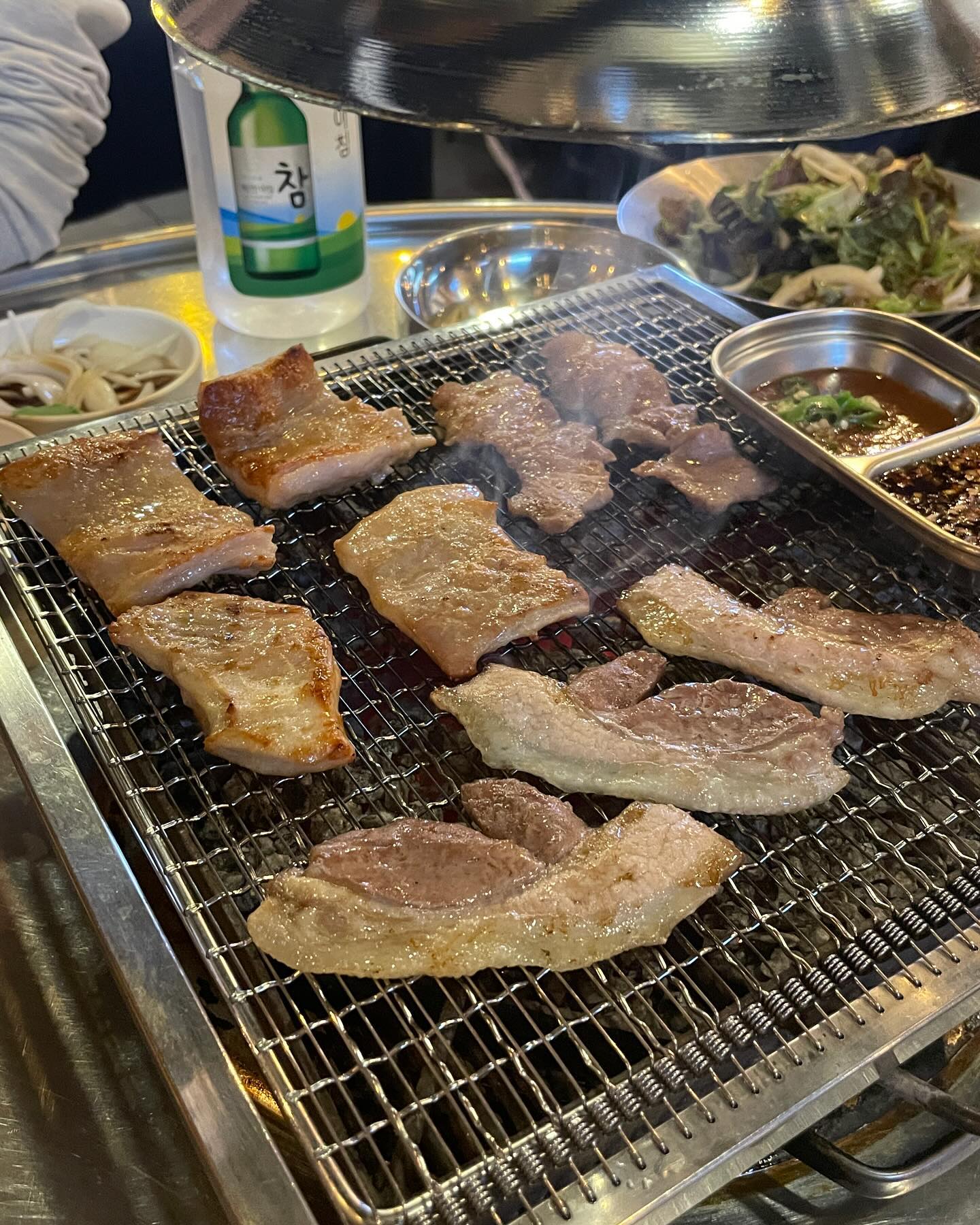 가격도 착하고 메뉴도 다양한 동네 맛집 다녀 옴!
뭘먹지 한참을 고민했는데
일단 대표 메뉴인 초벌 생막창이랑
오리지널 뒷고기, 삼겹살까지 2인분씩 주문했음
입터진 윤할모니 이것저것 다 먹고 싶어서
우선 2인분씩 세종류로 주문해봤음㉭㉭㉭
단일 메뉴는 3인분이상 주문,
두가지 메뉴 이상은 각 2인분 이상 주문
(추가 주문시 각 2인분 이상)
기본찬으로 나온 콩나물 국물 시원하니
완전 윤할모니 스타일~~ 소주 땡기는 맛!
요즘 야채값 많이 올라서 깻잎 안주는데 많은데
대명동맛집 대구납작막창은 깻잎, 상추 푸짐하게 주셨고,
상추 재래기도 많이 주셨어요~~
새콤달콤상콤 을매나 맛있던지!!!
고기랑 싸먹으면 완맛취저ㅎㅎ
모두 초벌되어 나와서 불판에 조금만 더 익혀먹으면되는데
육즙 가득하게 초벌해주신 덕분에 맛있게 먹을 수 있었음!!!
불판의 화력도 강해서 금방 익더
초벌 생막창이랑 뒷고기를 앞뒤로 노릇릇하게
한번씩 더 익혀준 뒤 뒷고기부터
멜젓이랑 새콤달콤간장소스에 찍어 먹었는데
간장소스는 상큼해서 좋았고,
멜젓은 짭쪼롬하면서도 풍미를 돋우는게
뒷고기랑 너무 잘어울렸어요~~
쫀득한 식감의 뒷고기에
상추 재래기랑 같이 먹으면 을매나 맛있게요ㅎㅎ
막창도 생막창이라 쫄깃한 식감 살아있고
부드러워서 계속 먹게 되는 그런 마성의 맛!!!
씹을수록 고소하고 막장의 짭쪼함에 반해
추가로 4인분 더 먹은건 안비밀ヽ^oo^ﾉ

#대구납작막창 #대구남구맛집 #남구대명동맛집
🗂초벌 생막창 100g 5900원
오리지널 뒷고기 100g 5900원
삼겹살 120g 5900원
맥주 4000원
음료수 2000원
된장찌개 2000원
공기밥 1000원
📍대구 남구 대명로 11
⏰화~토 18:00 - 06:00 / 라스트 오더 05:00
매주 월요일 정기 휴무
🚘 ❌(인근에 공영 주차장 있음)

#대구대명동맛집 #대구막창맛집 #대명동맛집 #서부정류장맛집 #서부정류장막창맛집 #대구뒷고기맛집