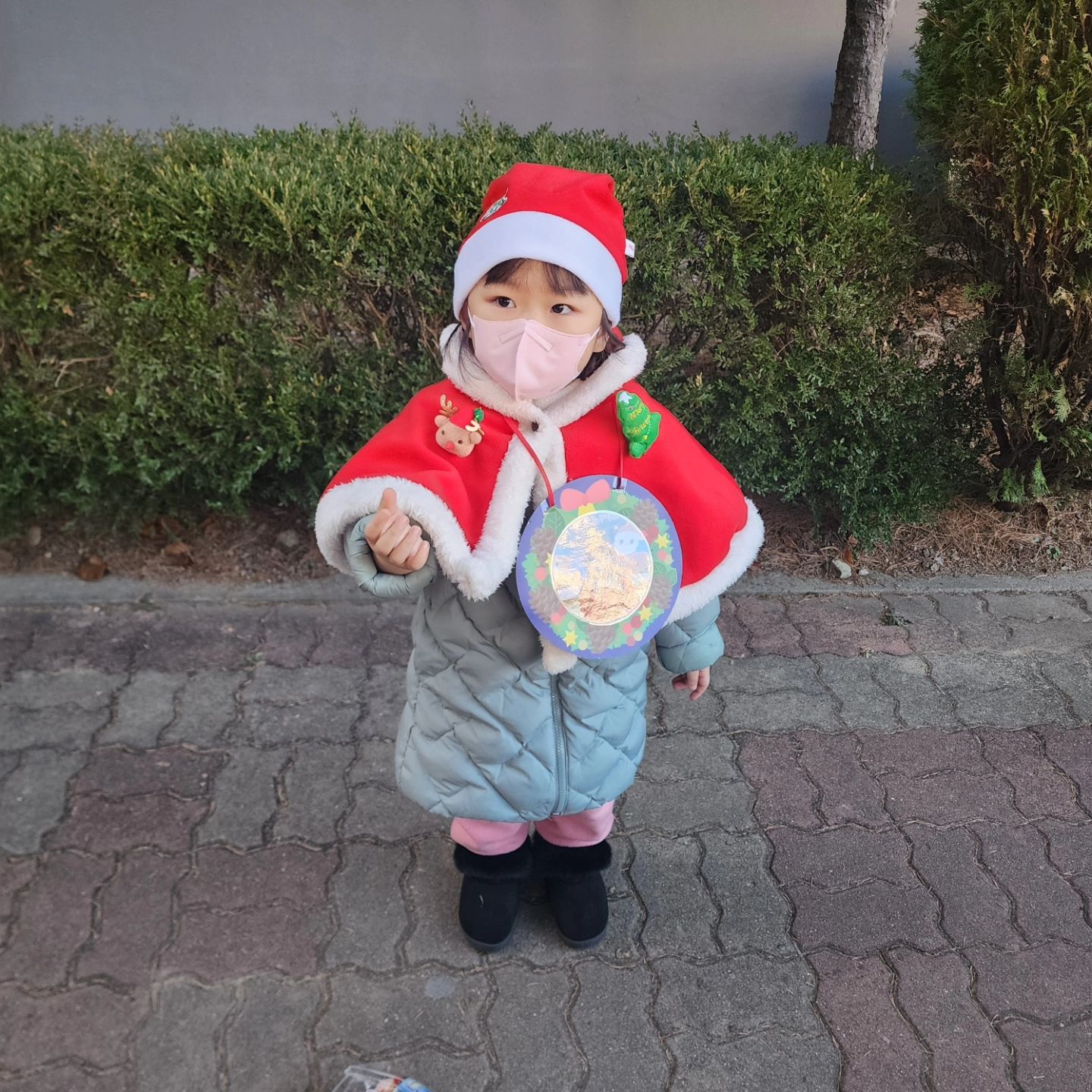 어린이집에서 선물 
한가득 받아와서 신났설아❤️

-23.12.22-