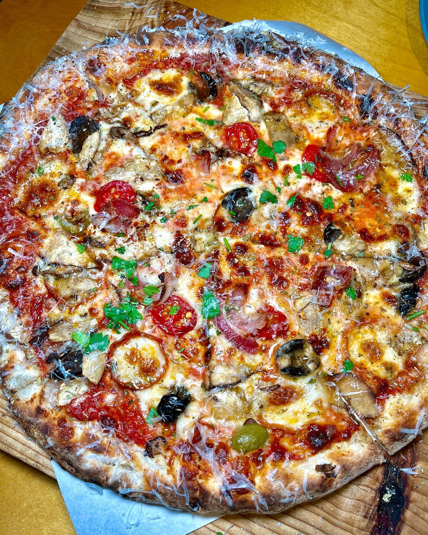 📌제주 협재 화덕피자의 정석 No.1 피자도우 씹을수록 쫠깃쫠깃한 #도나토스 🍕

화덕에 구운 바삭한 도우에 신선한 토핑 가득해
피자의 풍부한맛과 향으로 입맛을 사로잡은 도나토스!
정통 이탈리안 피자 스타일로 독특하고 풍부한 맛이
완전 가득하다못해 넘쳐흐르는곳🫠
여기 퓨리 찐맛집이여서 피드에 2번 올려요..완전강츄‼️

사장님이 피자에 진심이셔서 진짜 피자 하나로 인생을
끝장내신분!!!(마인드도 멋지심 ) 그래서 그런지 
피자하나로도 모든 스토리를 가지신분이고 맛있게 먹는법도
친절하게 설명해주심!💓 💓
사장님의 멋진 자부심과 마인드로 믿고 먹는곳
(불친절하다는 사람도 있는데 자기만의 원칙과 
피자 스타일을 고수하셔서 그렇게 보입니다…
단골만 알아효 내공이 어마어마해서 가능한것…! )

메뉴의 다양성도 엄청나서 매번 각가지 피자를 맛보고
경험할 수 있는곳은 제주에 여기 뿐이예요!
도나토스에서 피자 한번 맛보면 다른 피자는 절때 못먹어요🤤

도나토스가면 피자+샐러드+맥주 같이 꼭 시켜야되궁 
샐러드도 진짜….너무 맛있고 신선해요🥗
메뉴추천해보자면 엄연한 퓨리취향이지만…!
✔️토마토소스에 페퍼로니, 짭쪼롬한 올리브 좋아하면 도나토스 
✔️모짜렐라랑 하몽 좋아하면 안드레아 
✔️버섯피자 좋아하면 풍기 프레스꼬(소스없이가 맛나유) 
✔️샐러드는 후레쉬모짜렐라샐러드가 젤 맛났음 

피자 먹을때 슬쩍 오셔서 좋은치즈도 얹어먹으라고 무심하게
잘라주시고 좋은오일도 피자끝쪽빵 적셔 먹으라고 접시에 카리스마있게 뿌리고 가주시는…(츤데레)🥰
피자끝쪽에 있는 빵은 대부분 안먹거나 맛없게 먹자나요?
사장님이 알려주신대로 빵끝쪽 부분을 칼로 잘라서 오일에 적셔서
먹으면 진짜…….극락피자완성
샐러드도 같이 시키신분은 샌드위치 해서 먹을 수 있어요
피자먹는데 다른 메뉴를 같이 즐길 수 있는 센스!😉@!!!!! 이탈리아에서는 이렇게 즐겨먹는다고 해요 

⭐️여기는 꼭 캐치테이블로 예약하고 가야해요
그리고 예약시간에 딱 맞춰가야지 미리 가있거나 늦으면안되요!100%예약제여서 기존 먹고있는 고객들에게 피해가갈까바
미리안들여보내주셔요 (노키즈존)

————————————————————
📝 퓨리의 픽
🏷 도나토스 : 25,800원
🏷 후레쉬모짜렐라샐러드 : 17,800원 
📍제주 제주시 한림읍 협재2길 6
⏰ 영업시간 : 12:00-21:00 (휴무 : 화,수)
 브레이크타임 토,일:15:30-16:30(평일 17:00까지)
🚘 가게 앞 안쪽에 주차 가능💓
📞 0507-1401-1981
————————————————————
#협재맛집추천 #협재피자#협재피자맛집
#협재해수욕장#제주서쪽여행 
#제주서쪽가볼만한곳 #제주서쪽맛집추천 
#제주도화덕피자#화덕피자#도나토스 
#퓨리_협재