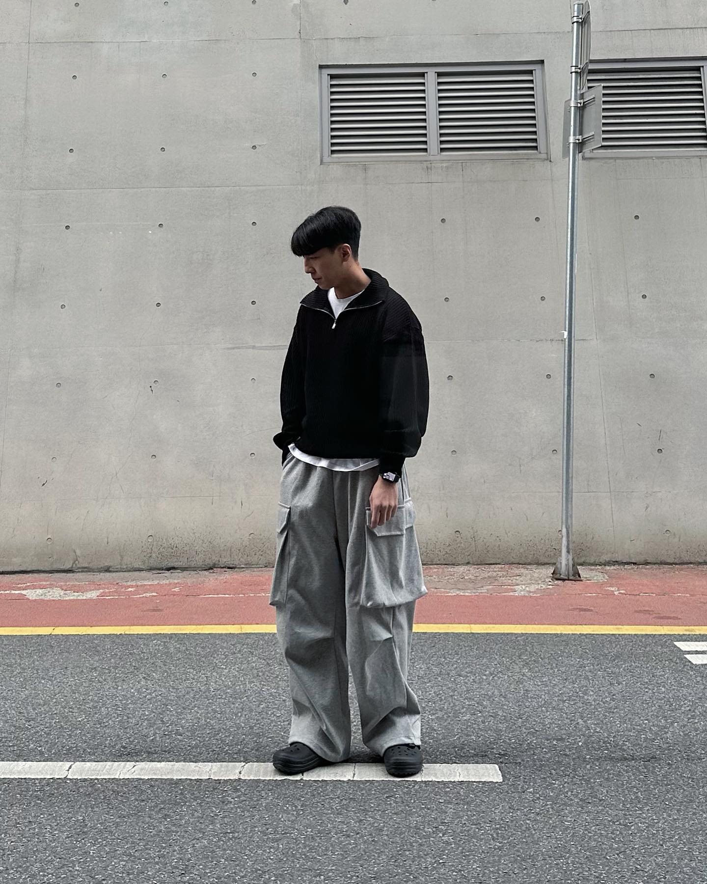.
츄리닝바지 아니고 스웻팬츠
슬리퍼 아니고 크록스랄까
.
.
.
.
.
#스웻팬츠 #꾸안꾸 #20대코디 #대학생코디 #출근룩 #미니멀패션 #놈코어룩 #캐주얼코디 #캐트릿 #스트릿 #크록스 #패션계정맞팔 #좋반 #니트코디 #남자코디추천