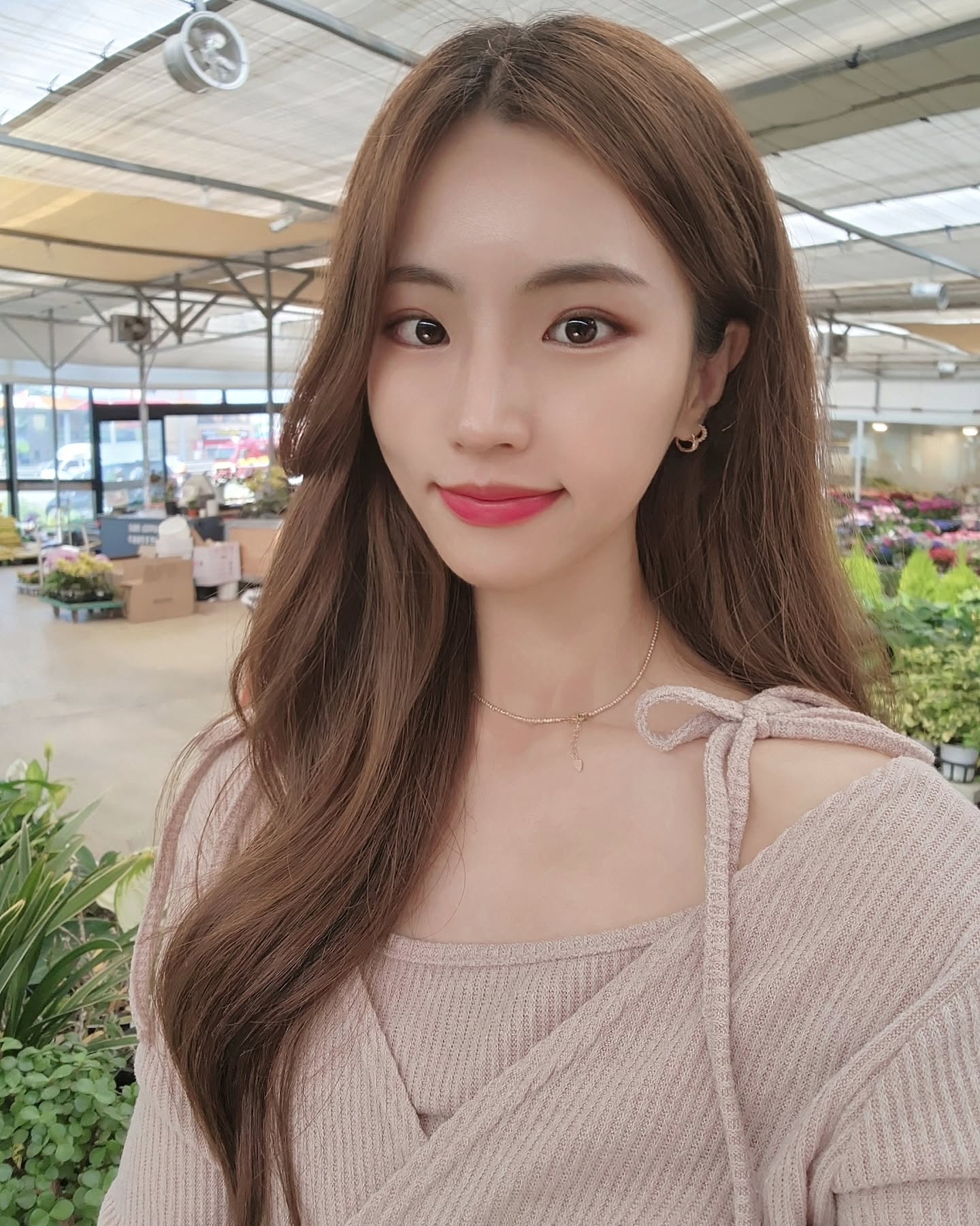 저 살아있어요오 ☺
요즘 날씨 너무 좋은(더운?)데 다들 잘 지내시죠? 😍

요즘 나이가 들었는지, 사진을 잘 안찍는거있죠...? 😳
예쁘게 꾸며입고 놀러가서 사진 한장 안찍은 날도 있더라구요. 😢

덕분에 인스타가 너무 뜸한거 같아, 오랜만에 찍은 셀카로 근황 투척~❗

#오랜만에
#셀카