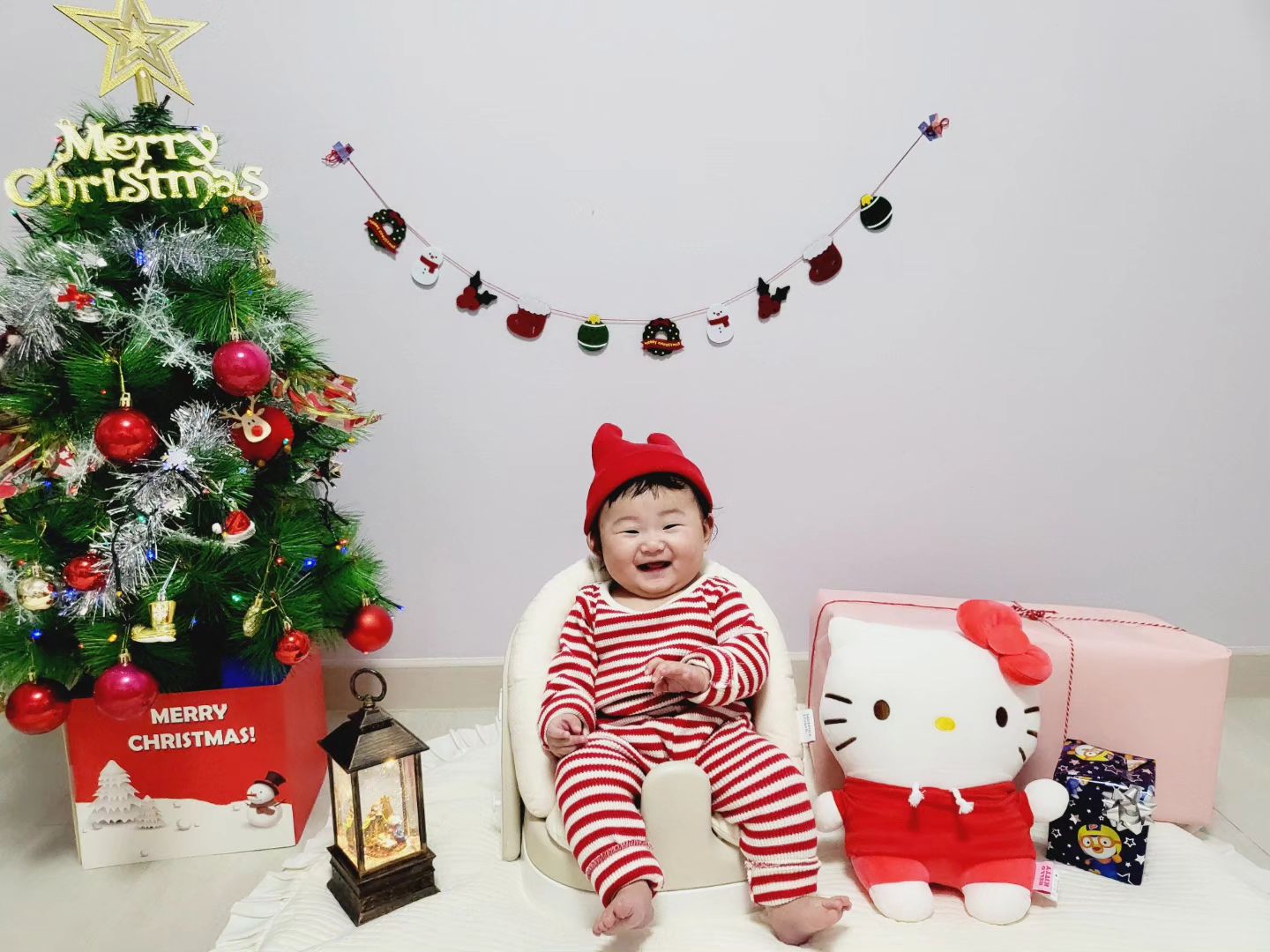 D+154
❤Merry Christmas❤
하린이와 첫 크리스마스🎄 

교회에서 성탄축하예배를 드리면서
처음 영아부 공연도하고! 촛불점화도하고 !
집에와서 사진도남겼다! 호다닥 준비해서 사진셋팅이 화려하진 않았지만 워낙 모델이 귀여워서 다 커버됨 ㅎ.ㅎ
우리가족이 함께하는 첫 크리스마스여서 너무 행복했당🥰