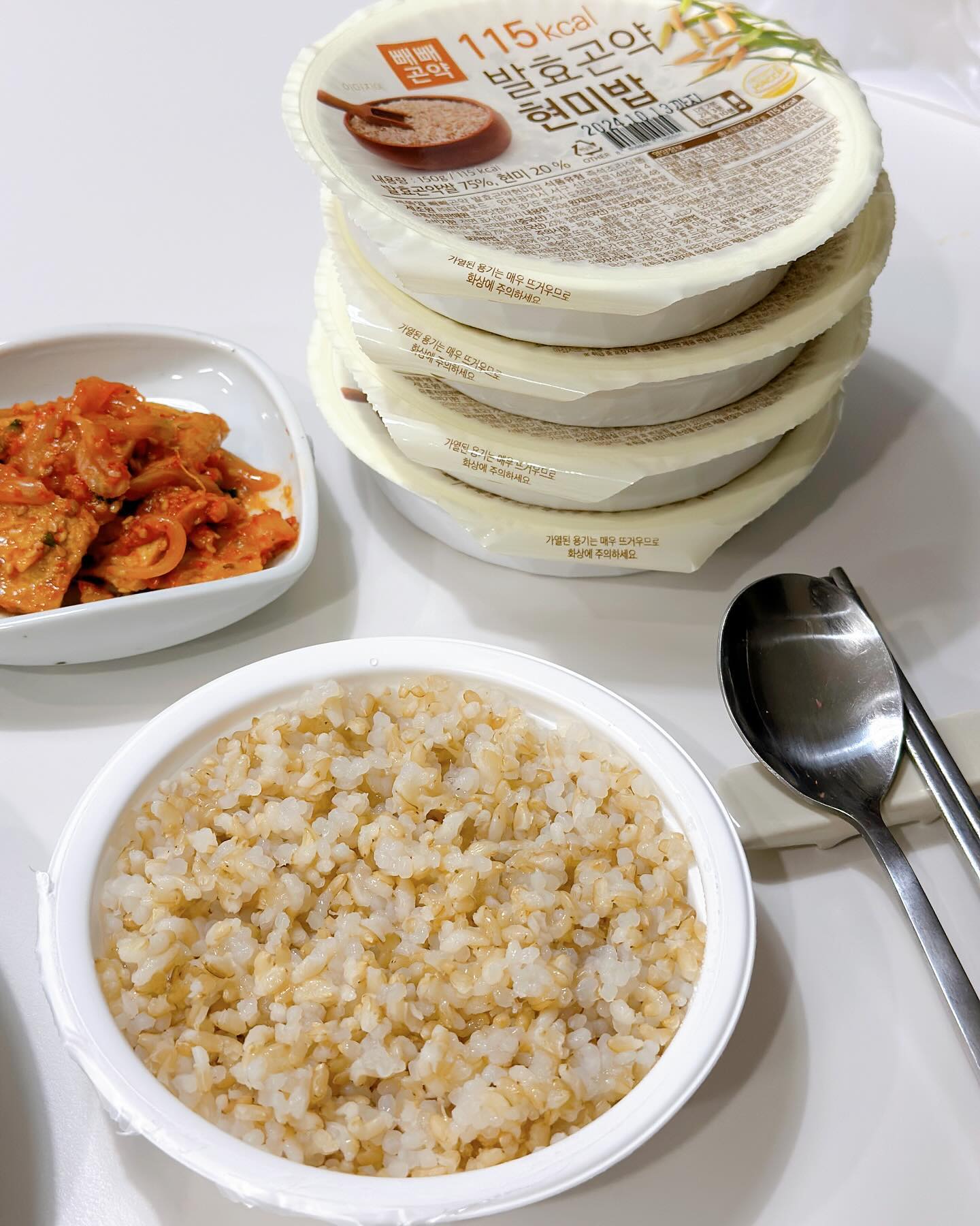 #협찬 #빼빼곤약 #현미곤약밥

식단이 필요할때가 왔어요🥲
요즘 너무 먹어서 그런지 다시 다이어트 시작해야겠어요!
 
저는 굶는건 못해서 탄수화물을 줄이는 쪽으로 선택했습니다
일반 쌀밥 대비 탄수화물이 40% 낮은 저당질 식품으로 
간편하게 전자레인지만 돌리면 끝!

꼬들꼬들 제가 좋아하는 된밥스타일이라 
현미밥을 먹는다는 느낌이 안들더라구요ㅎㅎ

첫날에는 일반식에 밥만 현미곤약밥으로 바꿔줬는데 
속이 더부룩하지않고 너무 깔끔하네요👍🏻

📌구매링크
https://smartstore.naver.com/gonyak/products/8513921141

 
._.
#곤약쌀 #곤약밥 #곤약현미밥