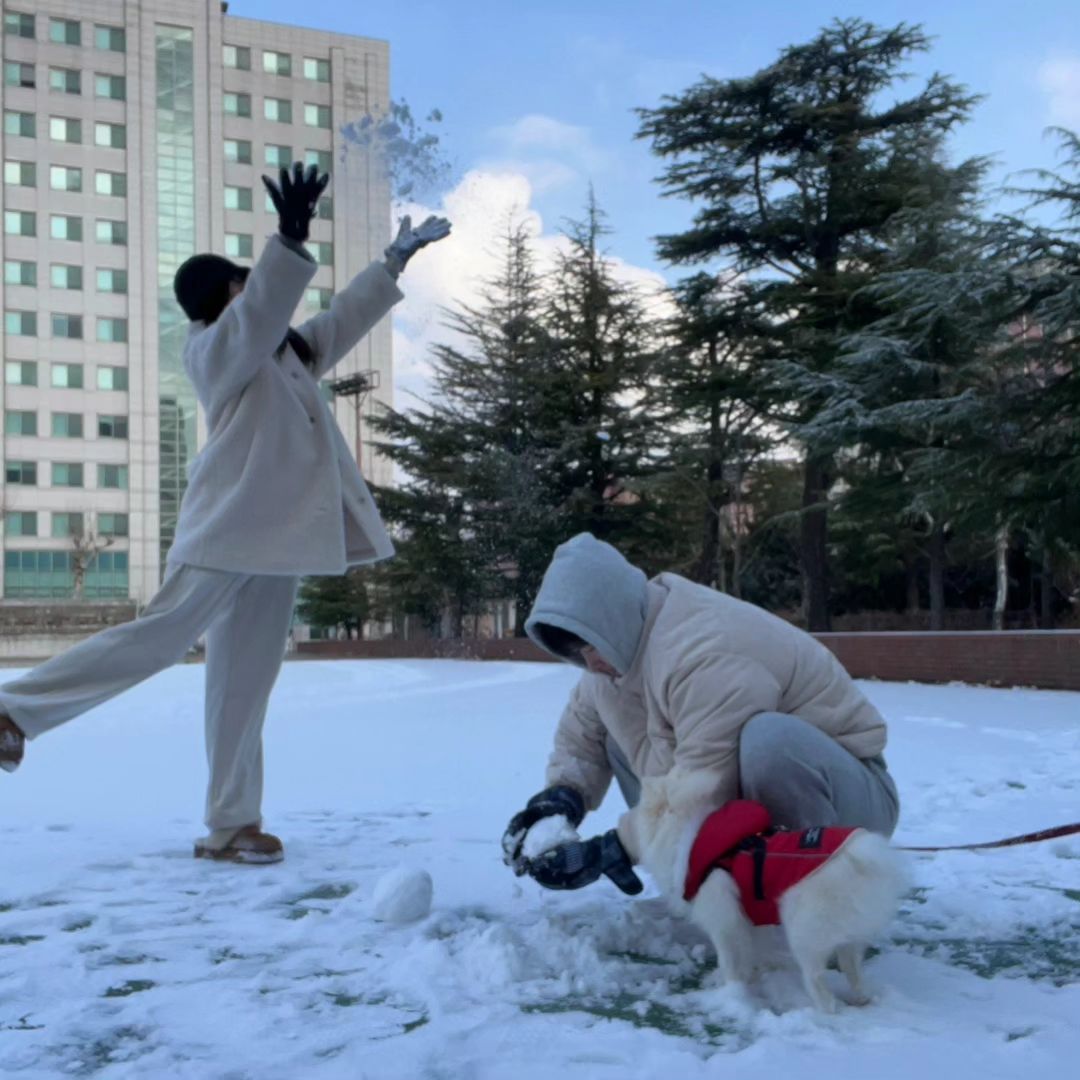 눈사람에 신나하는 둘