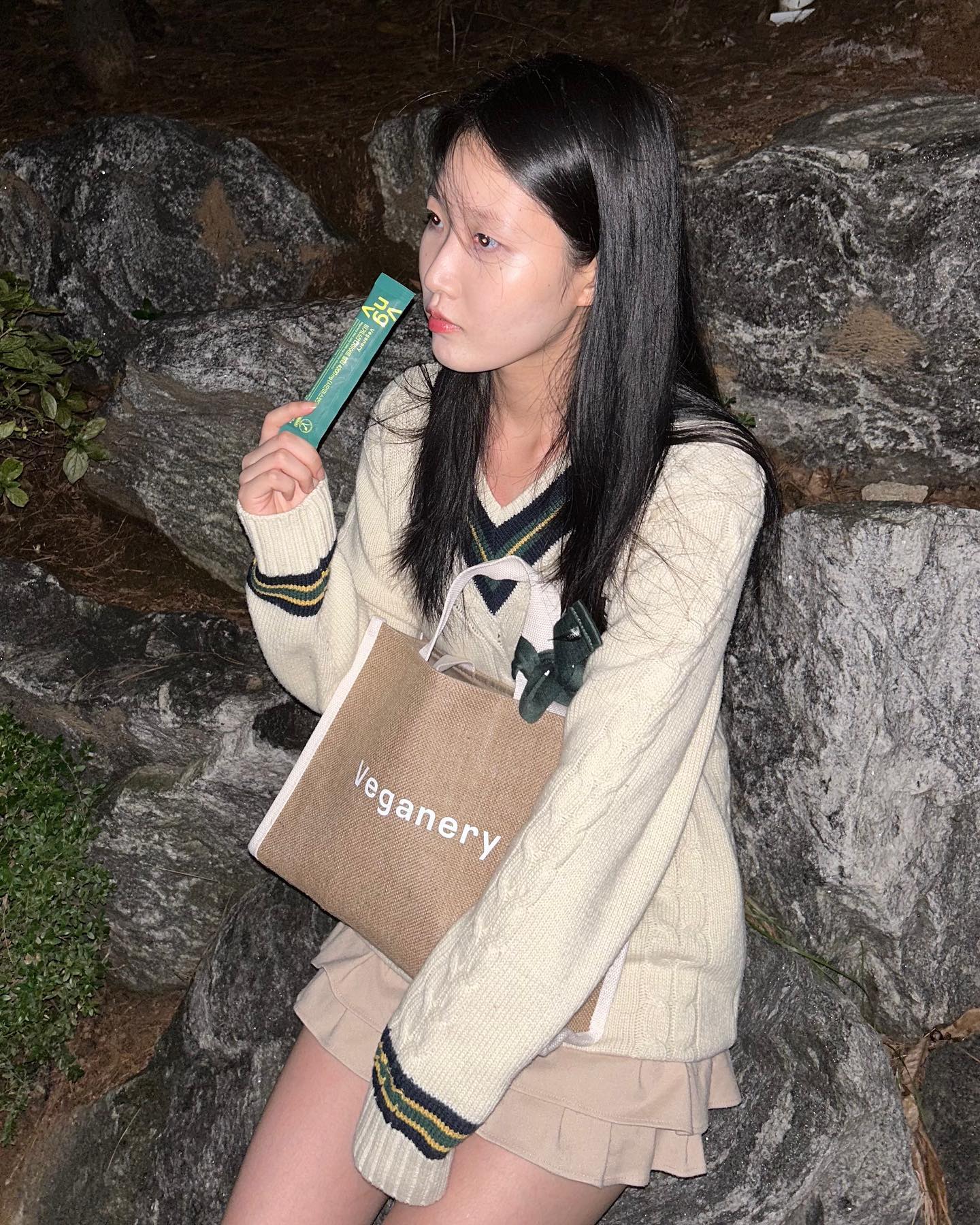 🍀Veganery에서 온 관리템🍀

비거너리 다이어트 젤리를 소개합니다!🥳🥳
• 이탈리아 브이라벨 비건 인증을 받은 프리미엄 비건브랜드 달바에서 나온 이너뷰티 브랜드 비거너리
•100% 비건포뮬라로 건강한 체지방 관리 가능!
•식약처로부터 인증받은 복합 3중 기능성 원료 함유, 가르시니아캄보지아추출물 750mg(탄수화물이 지방으로 합성되는 것을 억제하여 체지방감소에 도움) / 난소화성말토덱스트린 4200mg(식후 혈당상승 억제에 도움) 함유되어있습니다. 
•프리미엄 부원료가 포함되어있어 다이어트와 동시에 피부관리까지 가능한 식품입니다!
•zero sugar jelly! 설탕 대신 샤인머스캣 농축액으로 더욱 맛있게 먹을 수 있습니다!

비거너리 콜라겐 젤리를 소개합니다🥳🥳
•특허받은 제조 공법으로 만든 진짜 콜라겐 부스터! 해양 오염 성분 no, 미세 플라스틱 or 중금속 no 한 포에 콜라겐 3.270mg 함유
•평균 500Da 이하 초저분자 비건 식물성 콜라겐으로 체내 빠른 흡수가 가능합니다!
•히알루론산 (피부보습) 120mg & 비타민 C, D, E, B1, B12 & 병풀추출물 & 샤인머스캣 농축액 총 8종 영양성분의 배합

다이어트 젤리와 콜라겐 젤리 모두 섭취했을 때 샤인머스캣 과육 그대로의 맛이 나서 놀랐습니다! 
특히나 다이어트 젤리는 저당으로 만들어졌지만 그 사실을 잊을 정도의 단맛이 나서 단 음식이 땡길 때, 입 터지기 직전에 입터짐 막기용으로 먹기에 아주 좋았습니다! 또한 7일을 꾸준히 섭취해 보았을 때 몸무게 2kg 감량이 되었습니다.

#비거너리바이달바 #비건콜라겐젤리 #비건다이어트젤리 #veganery #dalba