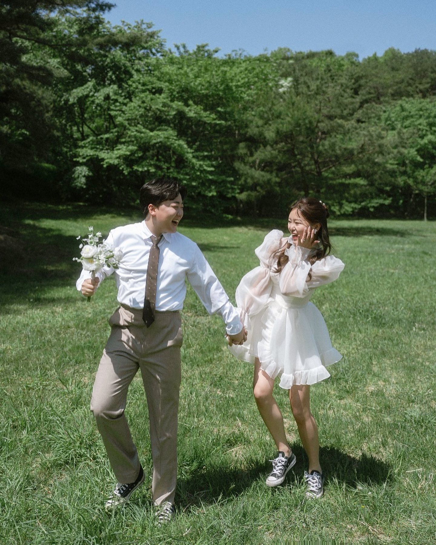 💍Wedding -34 💍

🤵🏻❤👰🏻‍♀

이병구, 윤송화 저희 #결혼합니다.

✔️일시 : 2023.11.12 (일) AM 11시 00분

✔️장소 : 경주 소노벨 그랜드볼룸 (단독홀)

​
눈빛과 표정만 보고 무슨 말을 할지 먼저 알아채주는 사람

편하고 익숙하지만 늘 설레이는 사람 

진심을 담아 사랑을 주고 받을수있고 확신과 믿을을 주는 사람

함께 있으면 제일 재밌고 서로 밖에 모르는 사람을 만나 
평생을 함께하고자 합니다 🥰

제가 청첩장을 받을땐 몰랐지만 

막상 소식을 전하려다보니 조심스러운 부분이 많습니다

저와 인연이 있는 분들께 모두 연락드려 초대 드리고 싶었지만 

갑작스럽고 오랜만에 드리는 연락이 결혼 소식이라 혹시나 부담되지 않을까 망설여지고 조심스러운 마음에 선뜻 연락드리지 못한 분들이 많습니다.

​저의 서툴고 부족함으로 소식을 전달 받지못한 분께서는 양해의 말씀을 드리며 넓은 마음으로 편하게 연락 주신다면

기쁜 마음과 감사한 마음으로 소식 전해드리고 싶습니다.

이른 주말 아침에 귀한 시간으로 참석 한다는게 쉽지않음을 잘 알기에 

그 마음 잊지않고 평생 기쁨과 행복으로 예쁘게 잘 살겠습니다 :)🫶🏻

귀한 발걸음으로 축하해 주시는 모든 분들과

멀리서 보내주시는 따뜻한 마음 감사드립니다.

조금은 부끄럽지만 색다른 우리의 모습이 담긴

모바일 청첩장은 프로필 상단 링크에 있습니다💌 🥰
.
.
.
.
.
.
.
.
.
#결혼 #결혼준비 #결혼해요 #동갑커플 #경주 #울산 #결혼식초대장 #wedding #예비부부 #예비신랑 #예비신부 #첫줄 #데일리 #연애스타그램 #결혼스타그램 #11월결혼 #직장인 #직장인스타그램 #웨딩사진 #웨딩 #marry #웨딩스타그램 #fff #lll #followforfollowback #럽스타그램 #❤️ #댓