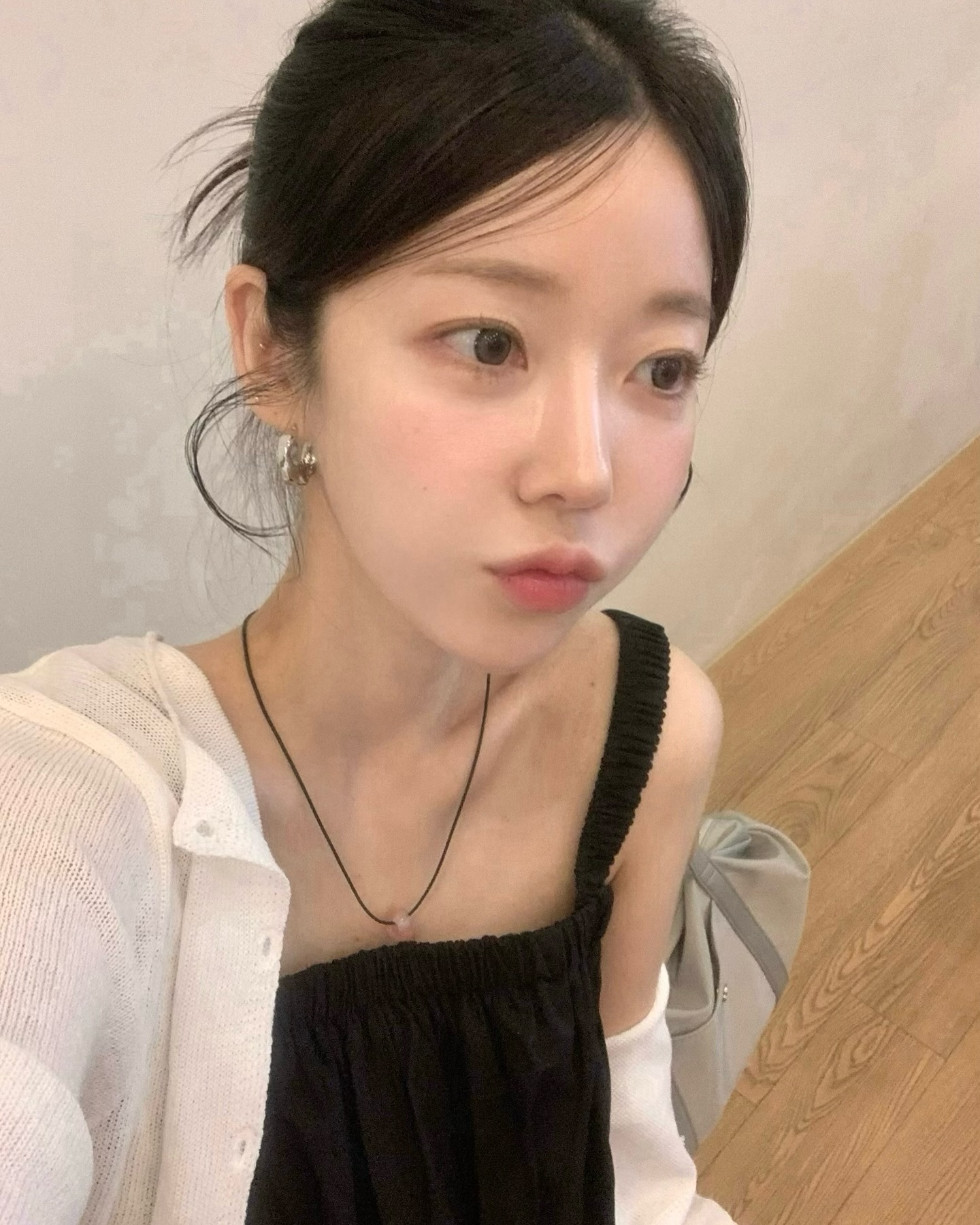 #제품제공 wense_kr
⠀
국내에 새롭게 론칭된 렌즈 브랜드 WENSE̵ ̀ ̗♡ ̖ ́ ̵
⠀
평소에는 렌즈를 잘 안 껴서 원데이만 착용하는데 웬즈에서 출시된 러블링 렌즈 보자마자 한 달용이지만 바로 픽했어요 !
⠀
자연스럽게 또렷한 눈빛이라 데일로 착용하기 좋아요 🤍