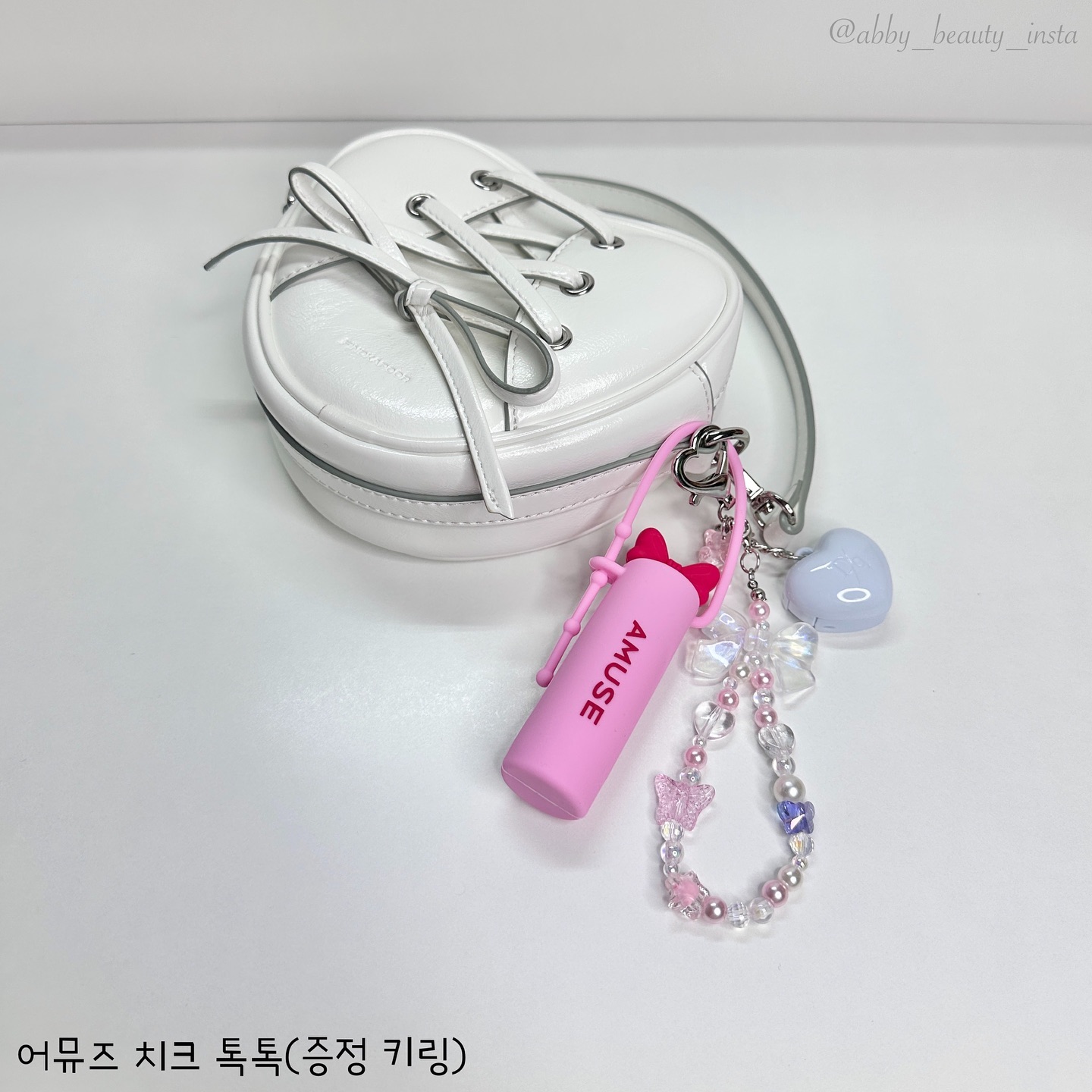 #광고

어뮤즈에서 액체 타입 치크 톡톡이 8가지 컬러로 출시되었는데요! 

촉촉하고 맑은 잉크 제형으로 톡톡 발라주면 혈색처럼 자연스럽게 컬러감이 물든답니다🥰 마무리감도 촉촉해서 건조할 틈이 없더라구요!

다른 컬러들도 구매 예정이라 함께 컬러 발색 가져와 볼게요!

오늘은 그 무엇보다도!! 키링!!!
제품 구매 시 증정하는 키링 파우치가 너무너무 귀여워요🩷🩷

요즘 많은 브랜드들에서 키링 제품들을 만들고 있어서 이미 많이 가지고 있지만, 요건 너무 새롭고!! 심지어 디자인이 딱 제 스타일🙊 딱 #원영공주 같다고나 할까👉🏻👈🏻❤️

❗️‘어뮤즈 공홈‘은 치크톡톡 1개 구매 시
❗️’올리브영 온라인몰‘은 치크톡톡 2개 구매시
 키링 파우치를 증정하니까 어서 달려가서 구매하기💖

#어뮤즈 #amuse #치크톡톡 #벨벳잉크치크 #롱래스팅 #원핑거치크 #비건뷰티 #톡톡키링 #키링 #어뮤즈굿즈 #톡톡키링페스타 #코덕 #코덕스타그램 #코스메틱덕후 #코스메틱 #코스메틱그램 #화장품 #화장품스타그램 #화장품리뷰 #코덕맞팔 #kbeauty #abby_beauty