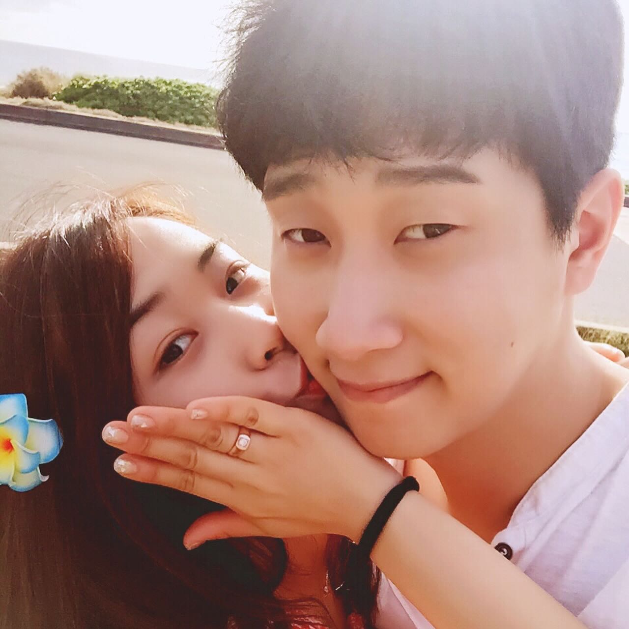 8번째 #결혼기념일 🎃
최근 감정표현이 한층 더
업그레이드가 된 문상협씨

하루의 마무리 카톡은 열심히 일해서
먹고 놀고 행복하자라고 말하는 문상협씨

요즘 스트레스도 많이 받을텐데
중간 중간 나의 안부를 물어봐주는 문상협씨

오늘 일은 많았냐며,
일이 많아서 힘들진 않았냐며,
오늘 운동은 재밋었냐며,
운동에서 누구랑 재밌게 놀았냐며,
오늘 컨디션은 어떻냐며,
일찍 일어났는데 피곤하겠다라며,
아픈 본인보다 나의 안부를 더 많이 물어봐주는 문상협씨

무한한 사랑을 너무 많이 받아서
옆에 없는데도 덜 외로운가부다.

내일부턴 내가 너의 안부를 더 많이 물어봐 줄 수 있는
든든하고 듬직한(몸뚱이 말구) 부인이 되기를 약속하며
오늘은 함께하지 못해도, 마음만은 함께이길

(그래서 내가 갖고싶은 위시리스트는 말이야~)
🎁🎁🎁🎁🎁🎁🎁🎁🎁🎁🎁🎁