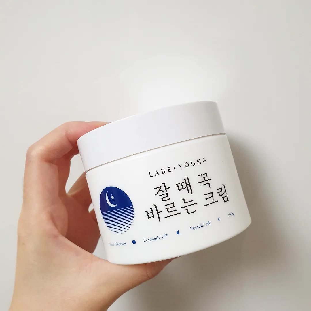 #광고 세라마이드5종과 펩타이드3종으로 보습, 탄력효과와 피부재생효과를 높혀 잘때 바르면 너무 좋은 잘때꼭바르는크림이에요🌜🌠 

보드러운 크림텍스처로 끈적이지않아 밤에 바르기 좋고 은은한 아로마향도 편안하게 느껴져서 이름값을 하는 크림이에요🌜 

고보습이라 지금처럼 건조한 겨울철에 딱이랍니다!

labelyoung_official 

#협찬 #라벨영 #잘때꼭바르는크림 #나이트크림 #고보습크림 #세라마이드크림 #피부재생크림 #영양크림 #보습크림추천 #겨울보습크림