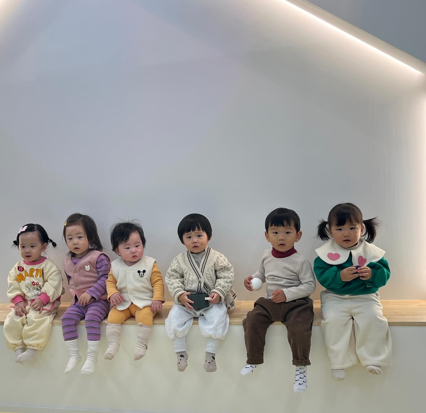 한달사이도 큰게 확 티나는 울 애기들💛

집 바로옆에 키즈카페가 생겨서 너무 좋다~~

하원하고 저녁까지먹고 열심히 놀았는데
육퇴 안시켜주면 서러워...😢
근데..진짜 웨않자...ㅠㅠ