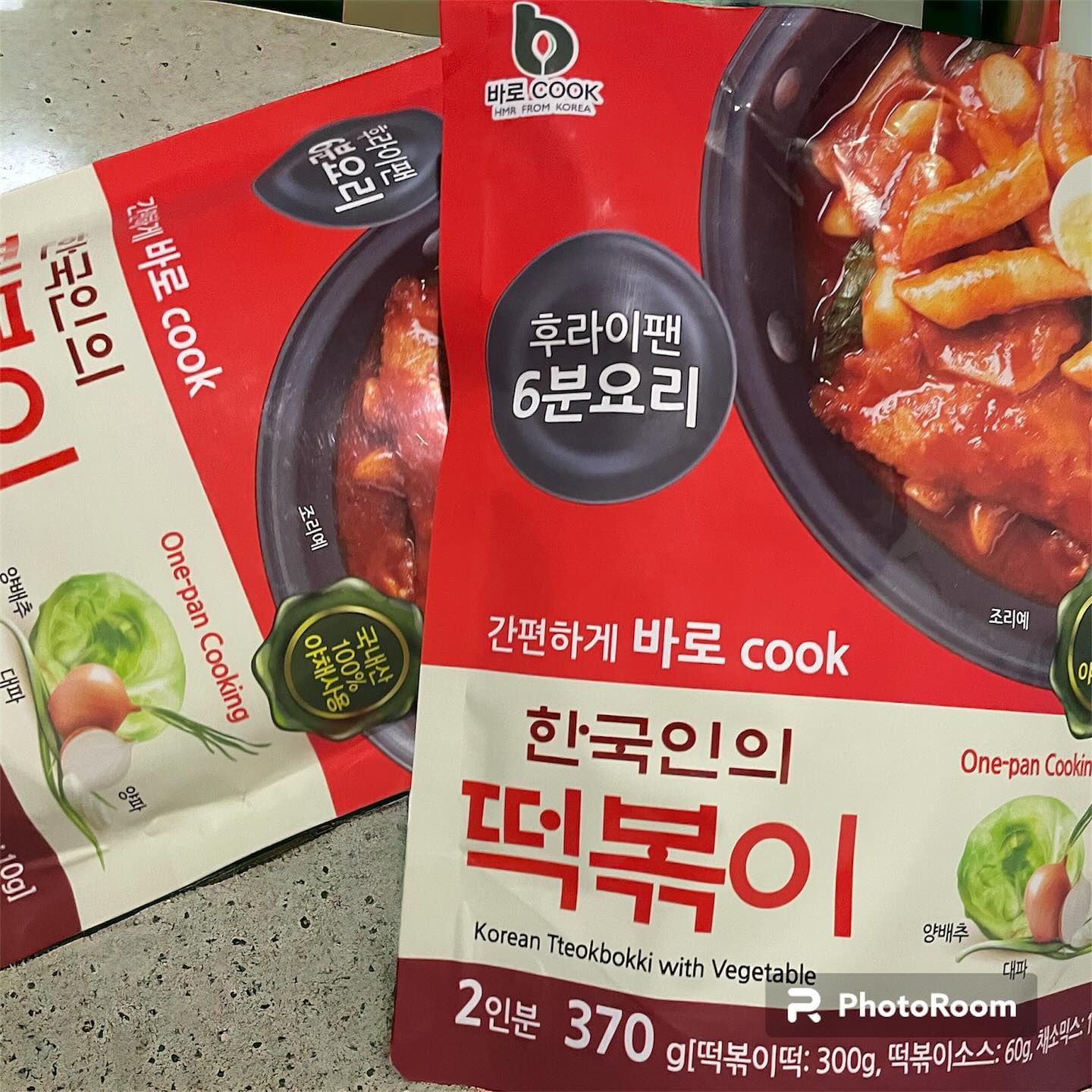 #협찬 
추억의 학교앞 떡볶이가 생각나는 한국인의 떡볶이
쫄깃한 미니떡과 소스, 건조 야채가 들어있어서 편하게 떡볶이를 할수 있어서 좋았답니당🥰
여기에 집에 있던 오뎅이랑 계란까지 곁들이니 진짜 분식집에서 먹던 그맛 그대로 달콤한 분식집 떡볶이 탄생-!
조리도 넘 간편하고 만들기도 쉬워서 달콤한 떡볶이 러버들에게 사랑받을 제품‼️

구매는 👇🏻👇🏻요기서
https://smartstore.naver.com/mlocalfood 
.
.
.
.
.
#협찬바로COOK #우리들녁식품 #한국인의떡볶이 #국내산100% #쌀떡 #간편조리 #국내산밀키트 #온가족간식 #추억의맛 #원팬요리 #뚝딱완성