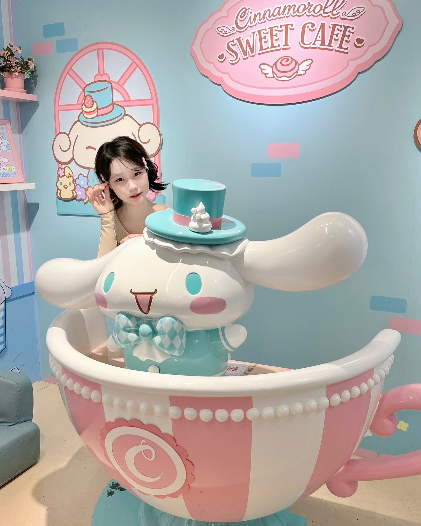 일부로 노력해서 4키로 찌웠는데 다들 얼굴 좋아보인대
하루 2800칼로리씩 하지만 쉽지않아

눈화장은 요즘 아주 연하게 하는 중
좀 부은것도 맞아 키키

#시나모롤 #스위트롤카페
