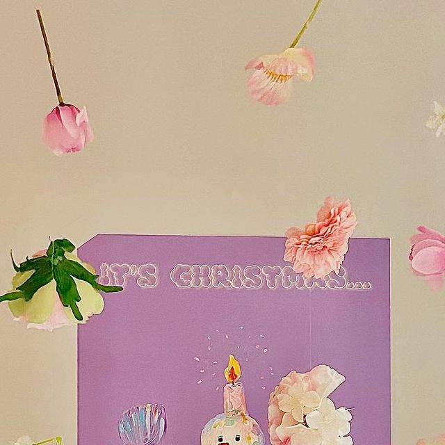 진정 𝕛𝕖𝕤𝕤𝕪 on Instagram: "#광고#엔드텔러#행잉플라워 It’s, Christmas 집 방문이 너무 휑해서 겨울 느낌 낭낭 ☃️ 5가지 행잉플라워 하나로 단번에 공간을 바까버리기!❤️ 애들이 열심