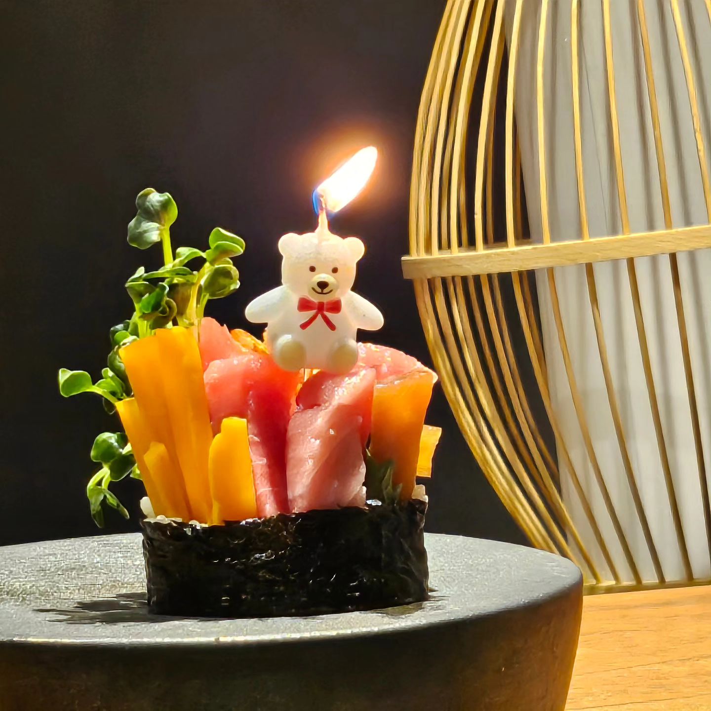 도키메이테에서 강종우 쉐프님과 함께 며녕이 생일축하♡
생일자로 예약했더니 후토마키에 이렇게 촛불을.. 커엽🦭

여태 가본 오마카세중 제일 맛있다고
열심히 먹던 며녕쓰 덕분에 나도 행복!
술쟁이들은 술이 빠질 수 없으므로
아사히생맥과 청주까지 다 부시지!

친절과 맛이 공존하는데.. 런치는 저렴하기까지..
쉐프님.. 오래 오래 마카시타이요...☆

디너에는 요리가 더 많이 나오고
코스 자체가 2시간으로 훨씬 여유롭다며..
술쟁이들을 꼬셔주셔서...

어쩔 수 없지! 다음엔 디너 먹으러 가야짓🫶🏻 ㅋㅎ

tokimeite_official

#도키메이테 #강남맛집  #강남오마카세 #오마카세 #오마카세맛집 #강남핫플 #강남일식 #서울오마카세 #서울오마카세추천 #먹스타 #저메추 #delicious #omakase