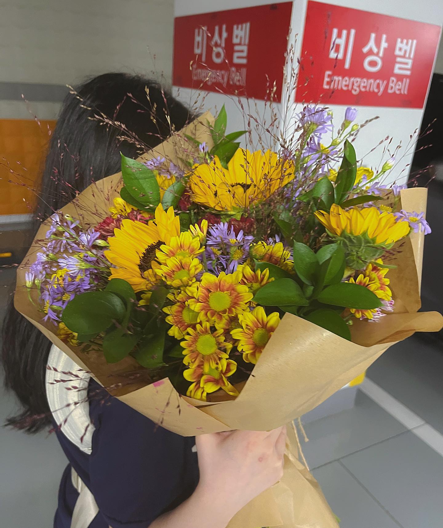 꽃 받았으니까 남겨야지,, 🌻❤️

이제 결혼해서 사귄날짜는 맛난거만 
먹는날로 하자구 했는데,, 😙

외식하기루해서 찌율이 안고 
내려갔는데 엘레베이터 문 
열리자마자 꽃이❣️❣️❣️

찌율이랑 나랑 둘다 놀라따 ‎ 𐨛 𐨛 𐨛
왕왕 큰 꽃다발 💗 가을 느낌 나게 
해달라 했다는데 ㅎ3ㅎ 완전가을! 🫢
남들보다 일찍 가을을 맞이해따 헤헿 🫣💗

너무 예뻐서 풀기 싫었지만 ㅠㅠ
곰방 시들까봐 풀어서 꽃꽂이도 완료!
집이 화사해졌다 ㅎㅎㅎ 넘 예뽀,,
시들지말구 최대한 버텨줘,, ❤️‍🔥

소소하지만 행복한 9주년 기록 끝🤍