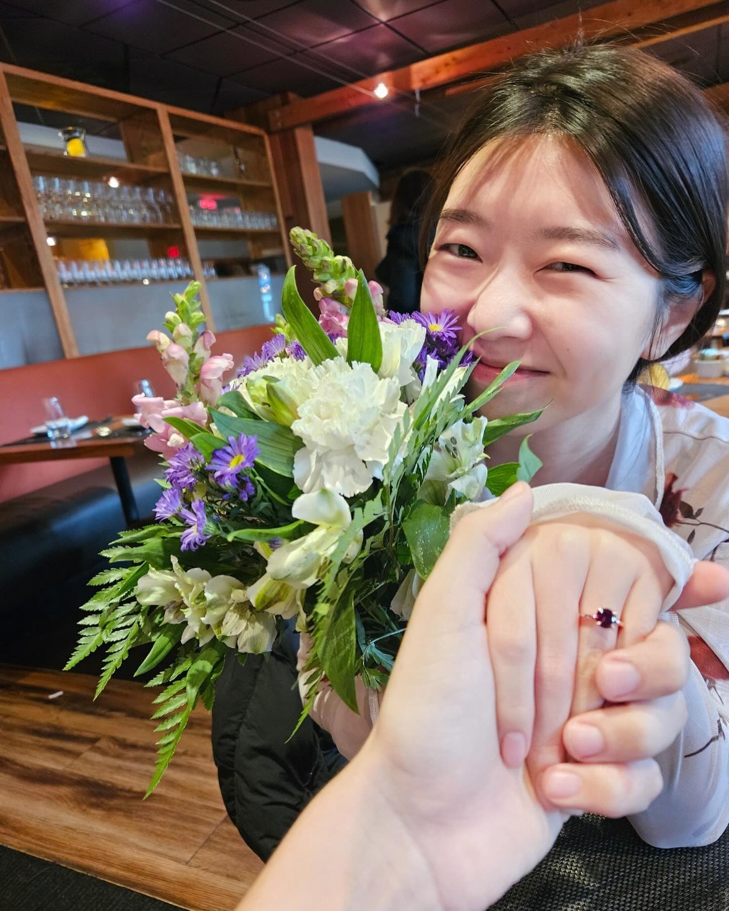 아침부터 베이컨을 먹인 이유🤣 - (비하인드 스토리) 
1. 로스는 예지가 배고파서 기분이 나빠져 프로포즈 계획에 어긋날까 아침부터 베이컨을 열심히 요리해서 먹였다 ㅋㅋ 예잘알
2. 로스는 전날에 프로포즈를 할 계획이였지만 날씨가 너무 추워서 예지가 밖에 안 나올까봐 미뤘다
3. 친구가 사진 찍고 싶은게 있어서 카메라를 빌려달라고 했다고 둘이 만나서 리허설을 했다 ㅋㅋㅋ
4. 걸어가다가 건물 안에 산타할아버지 분장한 사람있다며 찾아보라고 내 시선을 끝까지 분산 시켰다
5. 생일날 예약했는데 웨이팅이 많아서 일주일이 걸렸다며 나를 집밖으로 꺼내는데 성공했다
치밀하게 준비한 로스 너무 귀엽지 않나요? ㅋㅋ큐ㅠㅠㅍ 나만 귀여운건가??🤭 (비하인드 스토리 끝)

로스를 만난지 7년만에 처음으로 프로포즈를 받았어요!🥹 우리가 혼인신고도 하고 같이 살고 있지만 너무 깜짝 놀라서 눈물도 안나오고 찐으로 굳어 버려서 겨우 “Of course” 대답했어요ㅋㅋㅋㅋ 어쩌면 이게 찐 리액션이 아닐까..? 프로포즈 해줘서 고마워 로스야❤️ 
저희는 사실 웨딩홀도 잡았고 결혼 준비를 열심히 하고 있습니다! 친구들을 자주 못보며 미국 생활을하니 [한국 결혼식] 초대하기가 미안해지는 것도 있네요ㅜㅜ 😘 와주실 분들 미리 감사해요!!
- 소중한 순간 영상과 사진으로 담아준 shout out to 의찬

I got my first proposal in 7 years since I met Ross! 🥹 We are married and living together, but I was so surprised that I couldn’t even cry. At least I answered “Of course.” LOL. Maybe this is a real reaction? Thanks for proposing to me, Ross. ❤️ 
We’ve actually set up a wedding hall and are preparing hard for our wedding! I feel sorry to invite you [Korean wedding] because I didn’t see my friends often. 😘 Thank you in advance for coming!
“Shout out to Euichan” who captured our precious moments with videos and photos

#프로포즈 #웨딩 #propose #proposal #proposeday💍 #proposeday #wedding