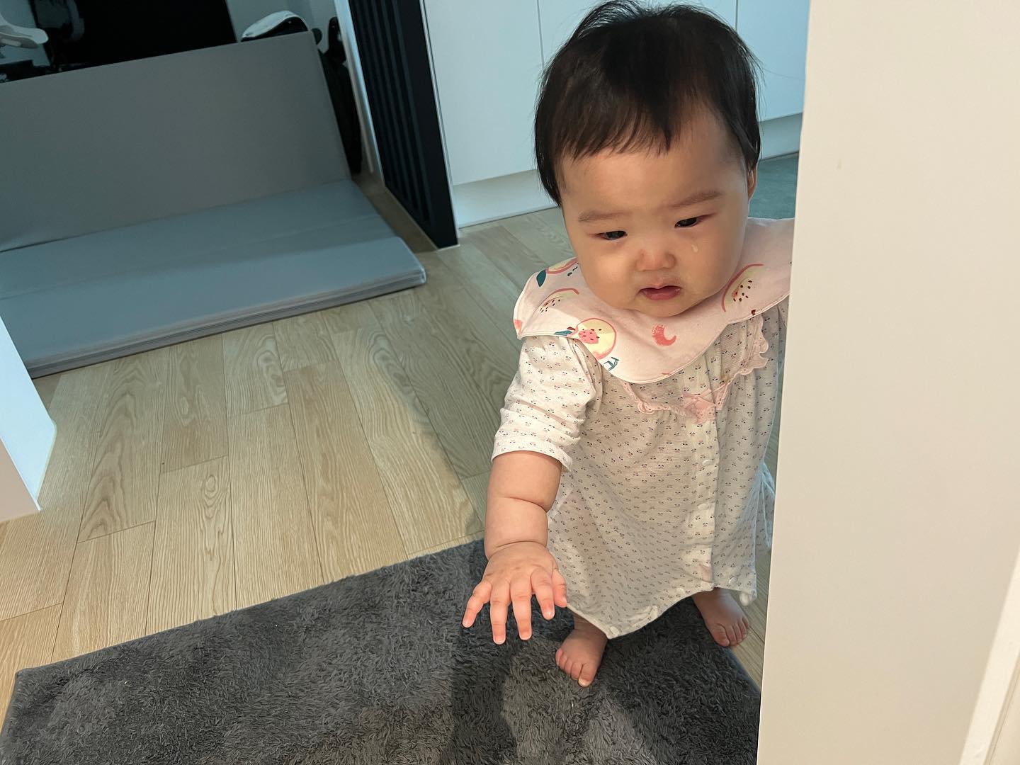 D+242❄️

요즘 혼자있기 싫어하는 시아
안보이니까 울면서 엄마를 찾는데…

화장실 좀 가면 안될까..?😭

#7개월아기 #8개월아기 #일어서기 #혼자싫어 #엄마어디있어요  #❤️ #baby #호랑이띠 #호랑이맘#초보맘 #딸맘 #도치맘 #육아소통 #일상기록 #육아스타그램