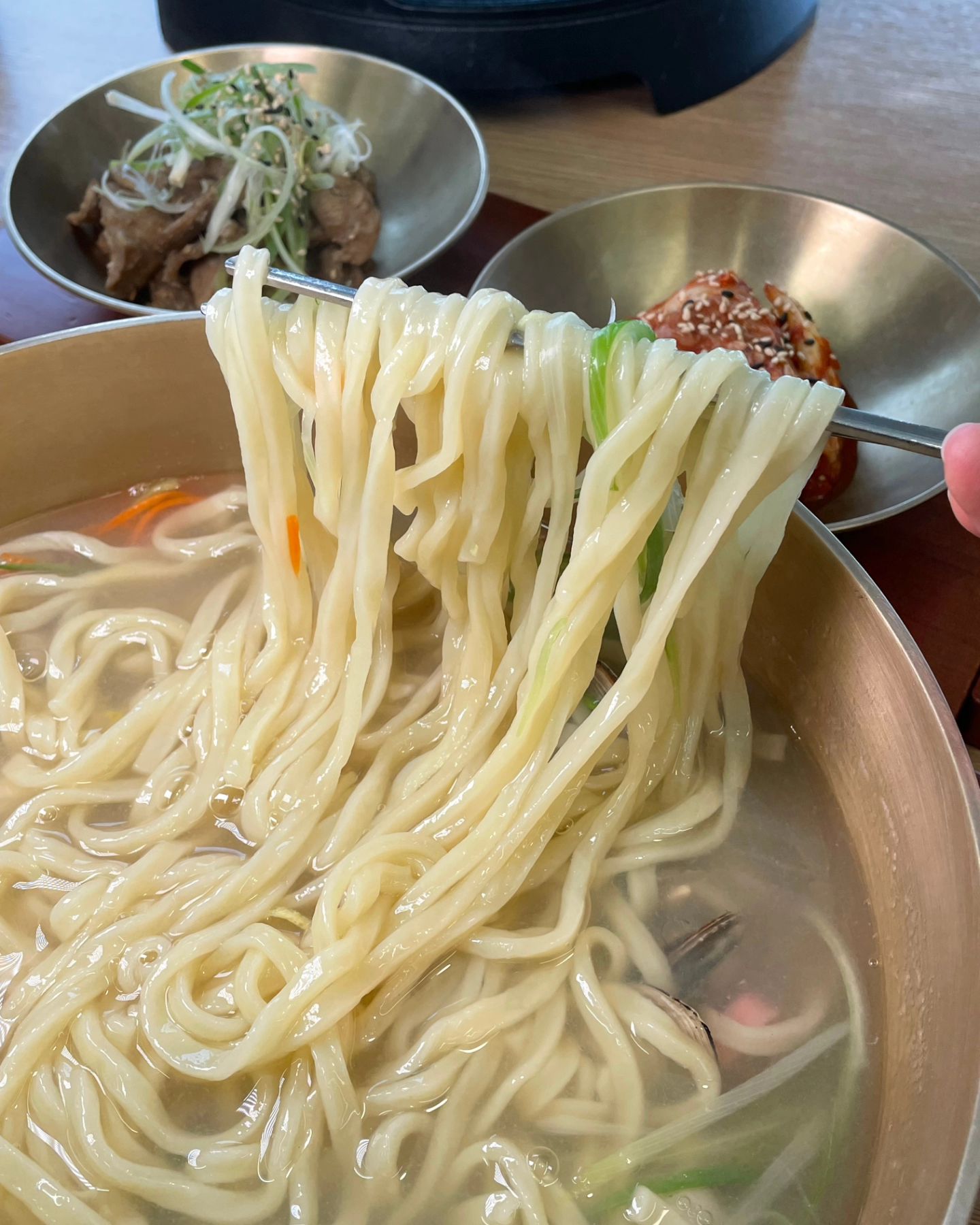 #첫줄안녕 
#여행중 #담양 

엄청 맛있는 칼국수 먹고왔어요~
#신사와칼국수

칼국수 좋아하는데 여기 진짜 찐 맛집이네요~
분위기도 아늑하니 좋고!
국물 시원하고 최고에요~

통오징어튀김도 먹었는데 이거 완전 별미네요!
너무 맛있어서 다음 가족여행때 여기 와서 또 먹고 싶어요~

#담양맛집 #담양칼국수 
#담양맛집추천 #신사와칼국수 
#광주콩물국수 #담양콩물국수 
#담양돈까스 #광주근교맛집