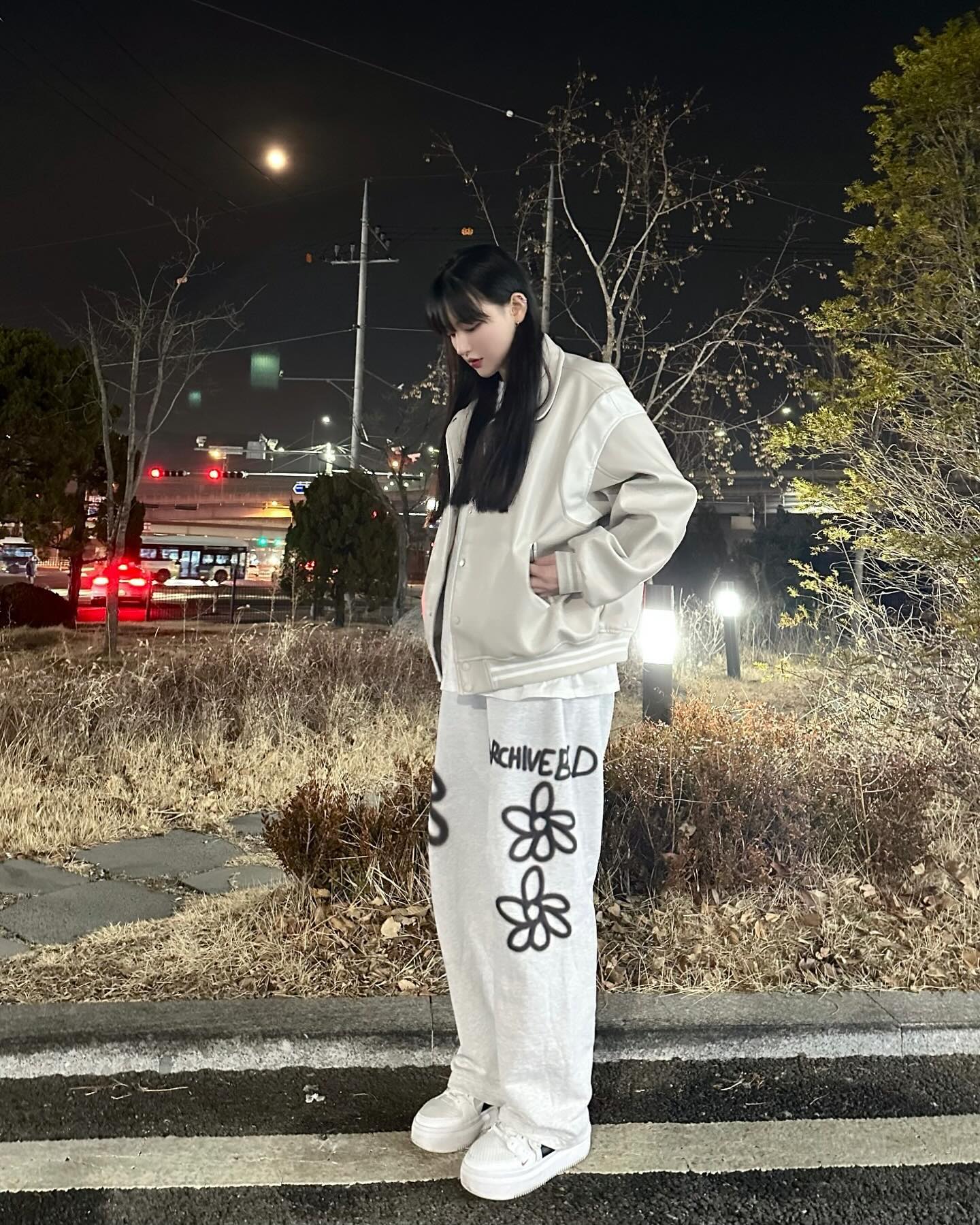 #협찬 standarderror_official  요즘 ㄹㅇ 내 최애 자켓
스탠다드에러 바시티자켓🤍 넘옙흐넹

좋아하는 이유 몇개 설명하자문😊
🤍부드러운 레더 질감
🤍전체적으로 깔끔하지만 포인트 되는 어케 주머니라인 디테일
🤍클래식한 넥라인 카라
🤍루즈~오버핏 실루엣 연출 가능

바시티 자켓 사려고 고민한다? 바로 ㄱ

.
.
.
.
.
:

#스탠다드에러  #STANDARDERROR #남여공용자켓  #자켓 #데일리룩 #자켓추천  #간절기아우터  #jacket #パンツ  #outer  #스탠다드에러x텍토리 #레더바시티 #바시티추천 #바시티 #바시티자켓 #바시티자켓추천 #아우터추천 #무신사 #광고 #아카이브볼드 #트레이닝바지 #데일리룩 #dailylook #outfit #fashion #dancer