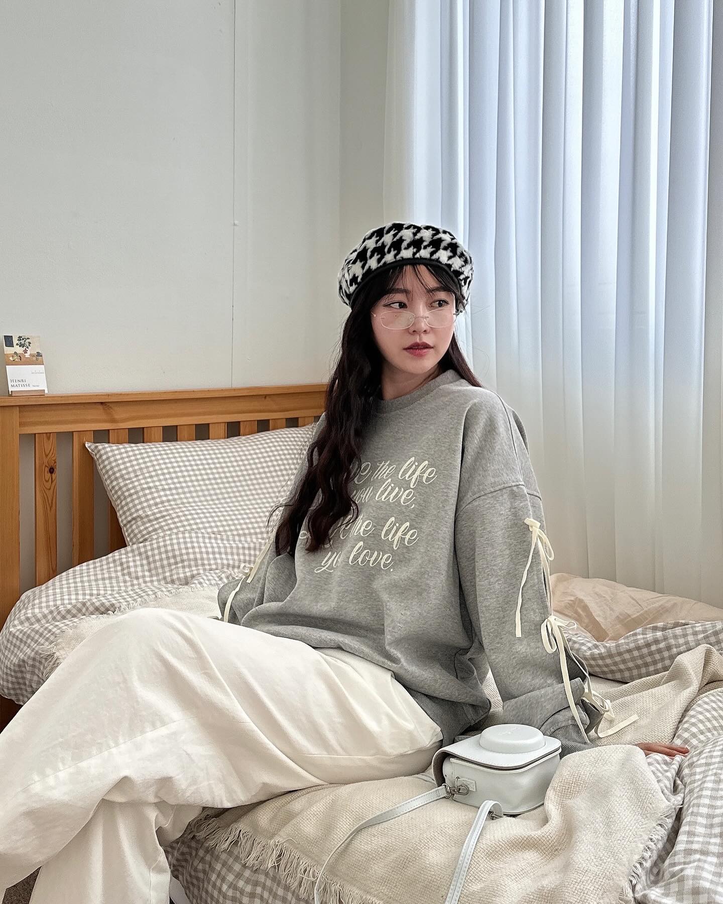 올 봄 맨투맨은 이걸로 정했다!!!
⠀
코디 쉬운 멜란지컬러에 발레코어 한 스푼 담긴 #메타퍼 맨투맨, 소매 디테일이 너무 사랑스럽지 않나요..?🥰
⠀
⠀
#데일리룩 #여자맨투맨 #스웨트셔츠 #여성티셔츠 #여자겨울코디 #봄코디 #여자봄코디 #봄코디추천 #여자맨투맨 #맨투맨코디 #봄신상 #신상코디 #발레코어 #발레코어룩 #발레코어코디 #긱시크룩 #긱시크