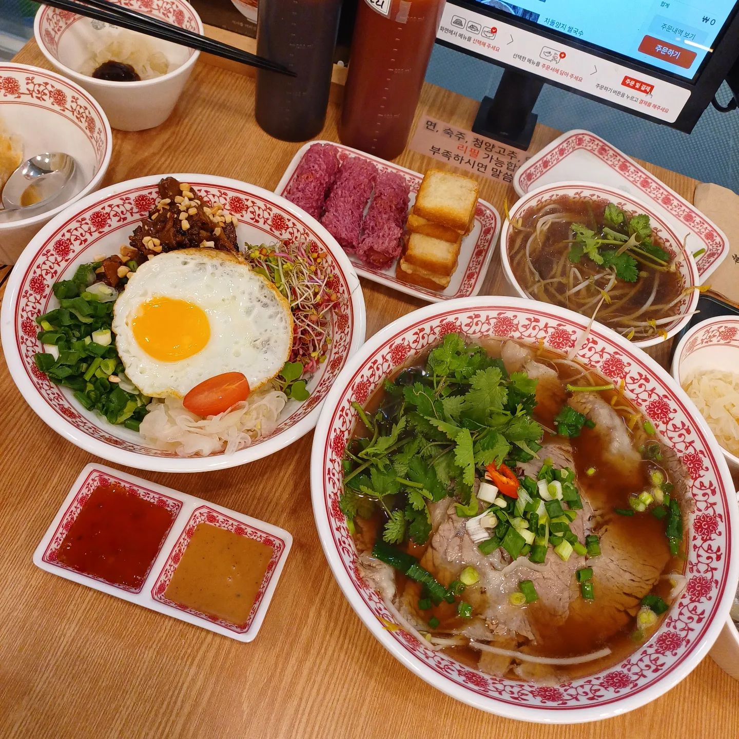 #광고 #월미당상봉역점 #상봉쌀국수 
제대로 맛있는 월미당 쌀국수! 새로 생겨서 궁금했는데 깔끔하니 너무 좋다~ 쌀국수 맛나는데 심지어 면은 무한리필!! 토핑 재료도 여러가지라 골라먹는 재미도 있고, 특히 덮밥이 제대로 나와서 더 놀람. 사이드로 시킨 멘보샤랑 고구마짜조도 엄청 맛있게 잘 먹었당! 조만간 또 쌀국수 먹고 싶을때 방문 해야징!

 #상봉역쌀국수 #면목맛집 #중랑맛집 #망우맛집 #망우쌀국수 #상봉맛집 #상봉역맛집