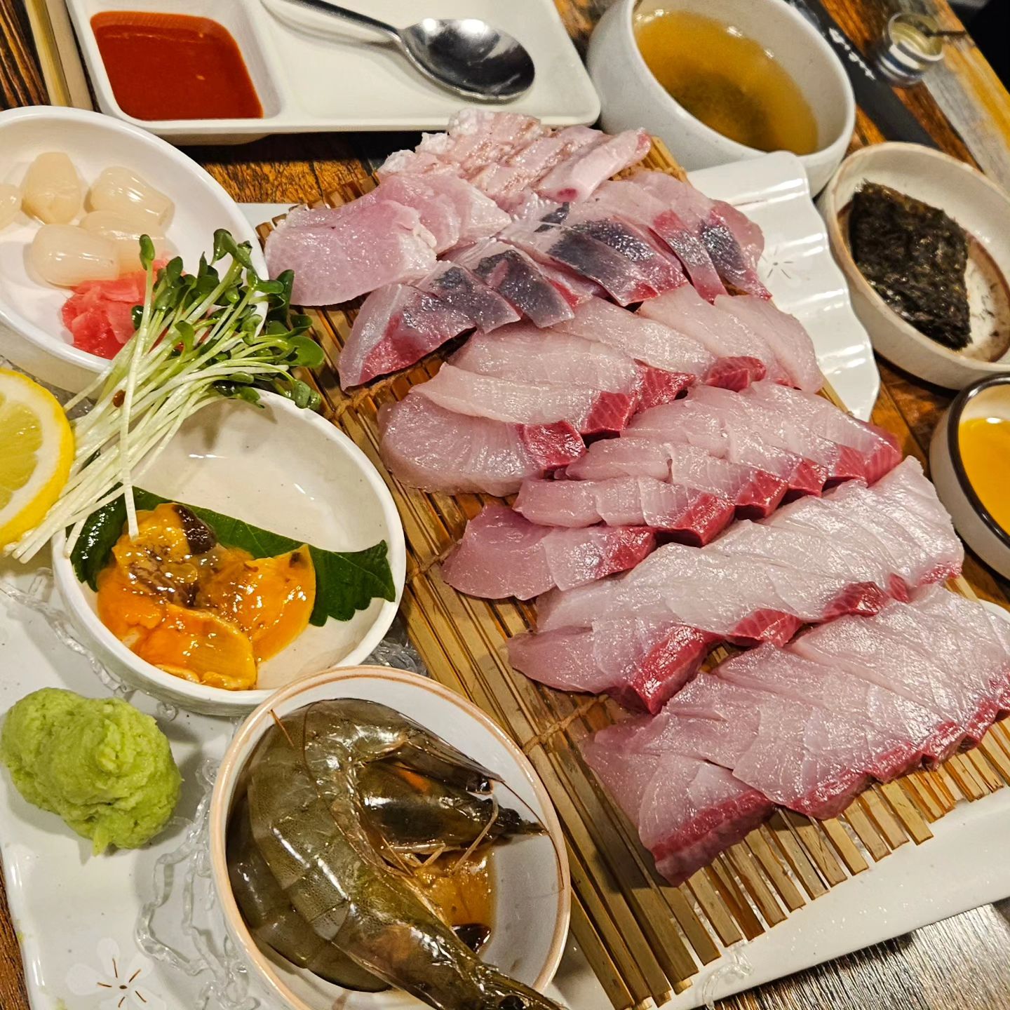 겨울이니까 방어수혈♥
#강남역맛집 #강남횟집 #강남맛집 #강남역횟집 #자매수산 #자매수산1호점