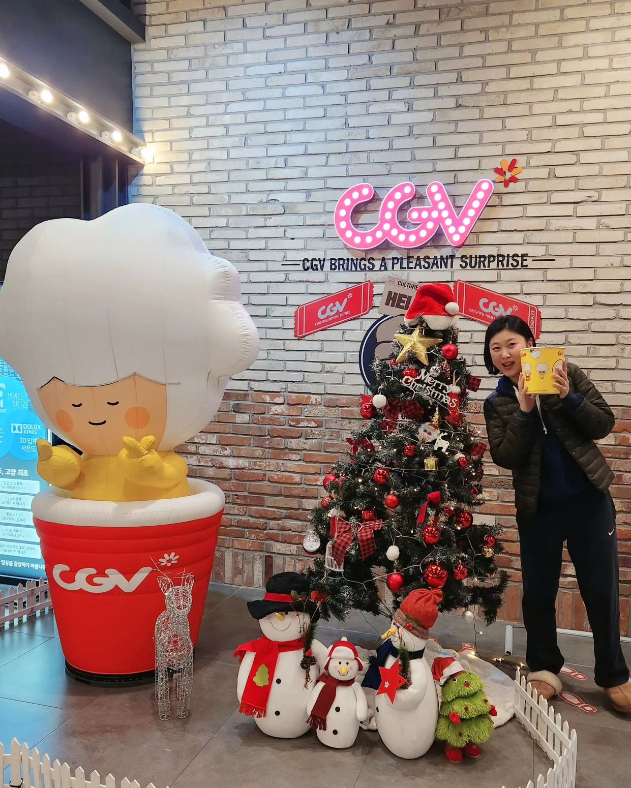 .
옥동 부부가 좋아하는 영화 데이트!
요번엔 화제의 <서울의 봄>을 
심야 영화로 보고 왔어요~🎬.

영화 보기 전, 간식 듬뿍사고~
CGV 카톡 친구 맺어 담요도 받고~
예쁜 트리와 사진도 잔뜩 찍고~
팝콘통 트리 보고 귀여워 또 찍고~
요때까진 기분이 넘넘 좋았는데...

영화 보는 내내 속상×승질났어요😤.
왜 그러신진 역사가 스포이기에 
다~ 아실듯요! 
올만에 완존 몰입해 봤습니당🔥
.
#집에와서도폭풍검색 #영화여운이길다
#서울의봄 #심야영화 #cgv파주야당 
#파주리클라이너 #파즈포토존 
#파주데이트코스 #재활용트리 #리사이클링
#옥이동이 #옥동부부 #부부스타그램
#달달한럽스타그램을가장한
#얼굴다팔려서이혼은안돼프로젝트
#더얼굴팔리게 
. 
#선팔하면맞팔가요
#소통환영 #팔로우반사 #맞팔선팔환영
#しんこんふうふ #新婚夫婦
