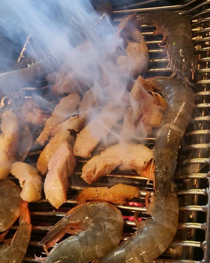 이번주 랜드메이드페어하기전에 
동네리얼맛집에서 삼겹살+항정살+새우 먹었슴당.
끝나고 휴가갈거에요♡♡♡