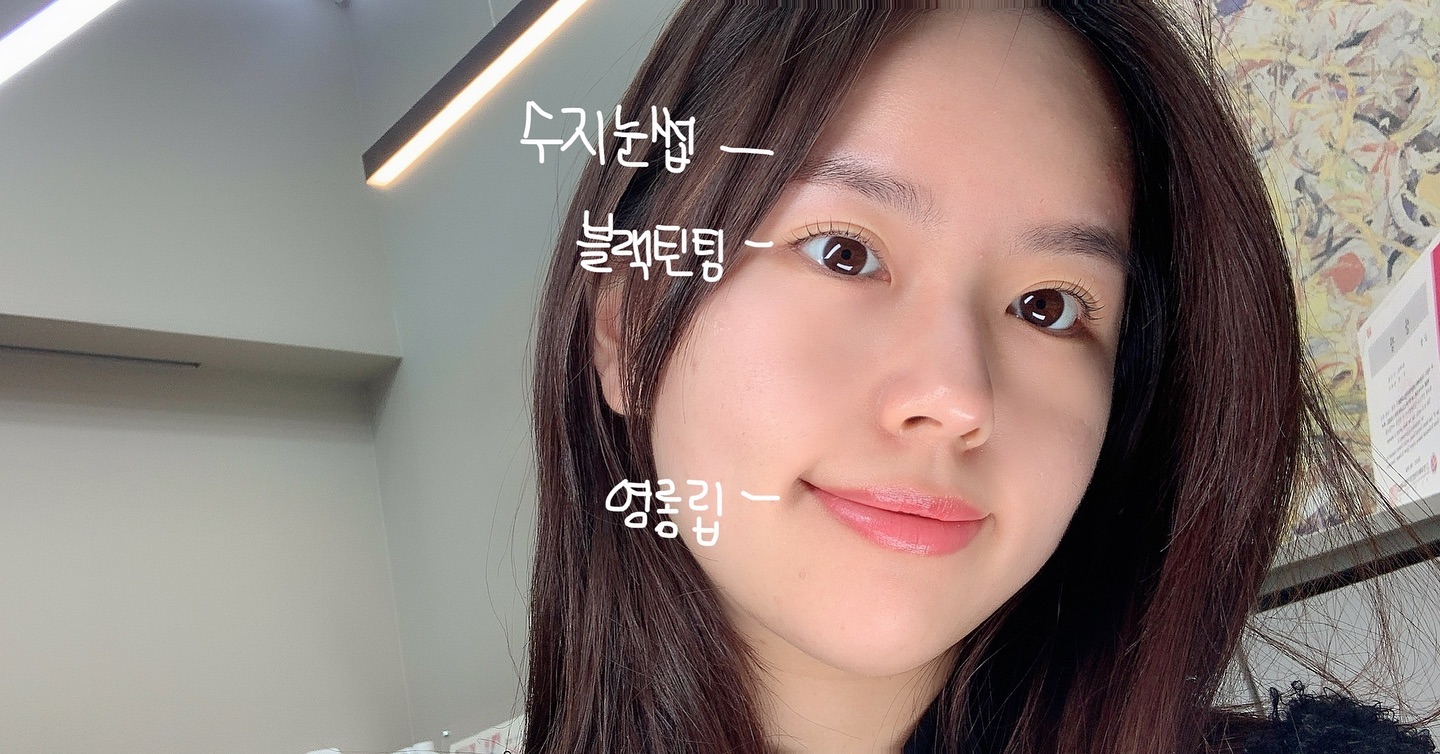 오랜만에 펌받구 하나📸
브로우는 수지 기법으로 1년 반 입술은 6개월! 
펌은 당일에 받고나서 찍었어용 ㅎㅎ
 
이렇게 자연스러운 반영구 넘 이뿌지 않나욤
화장이 무너지는 여름이 다가오기 전! 지금이 딱 적기이니 어서 받으러 오세요>.<

#대구메이크업 #대구반영구 #눈썹문신 #입술문신 #대구벚꽃