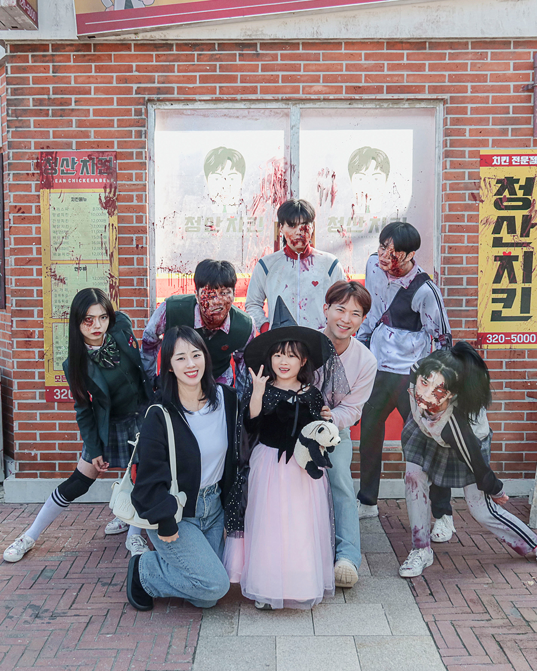 #팡팡여행로그 x #경기도여행

갑자기 할로윈데이에 꽂힌 팡팡이를 위해!
사람 많은 것을 감안하고 주말에
에버랜드로 😎

무서워할줄 알았는데 
의외로 좀비한테 먼저 다가가고,
눈을 마주치며 안녕도 해줬다.

나는 사진 찍는내내 위에서 자꾸 그르렁거려서
차마 쳐다볼 수 없었....😫

올해 에버랜드 할로윈 컨셉은
넷플릭스에서 나온
지금 우리 학교는과 기묘한 이야기 시리즈로
꾸며져 있었는데 꽤 괜춘!

밤에 봤을 때에는 무섭다고 우리 꼬맹이
내 등 뒤에 숨어다녔다ㅋㅋㅋ

왜, 저거 다 가짜라며?🤣

참고로 서울랜드는 크리스마켓을 하고,
롯데월드는 다크문인가 하는 중.
에버랜드가 제일 할로윈다웠다

-