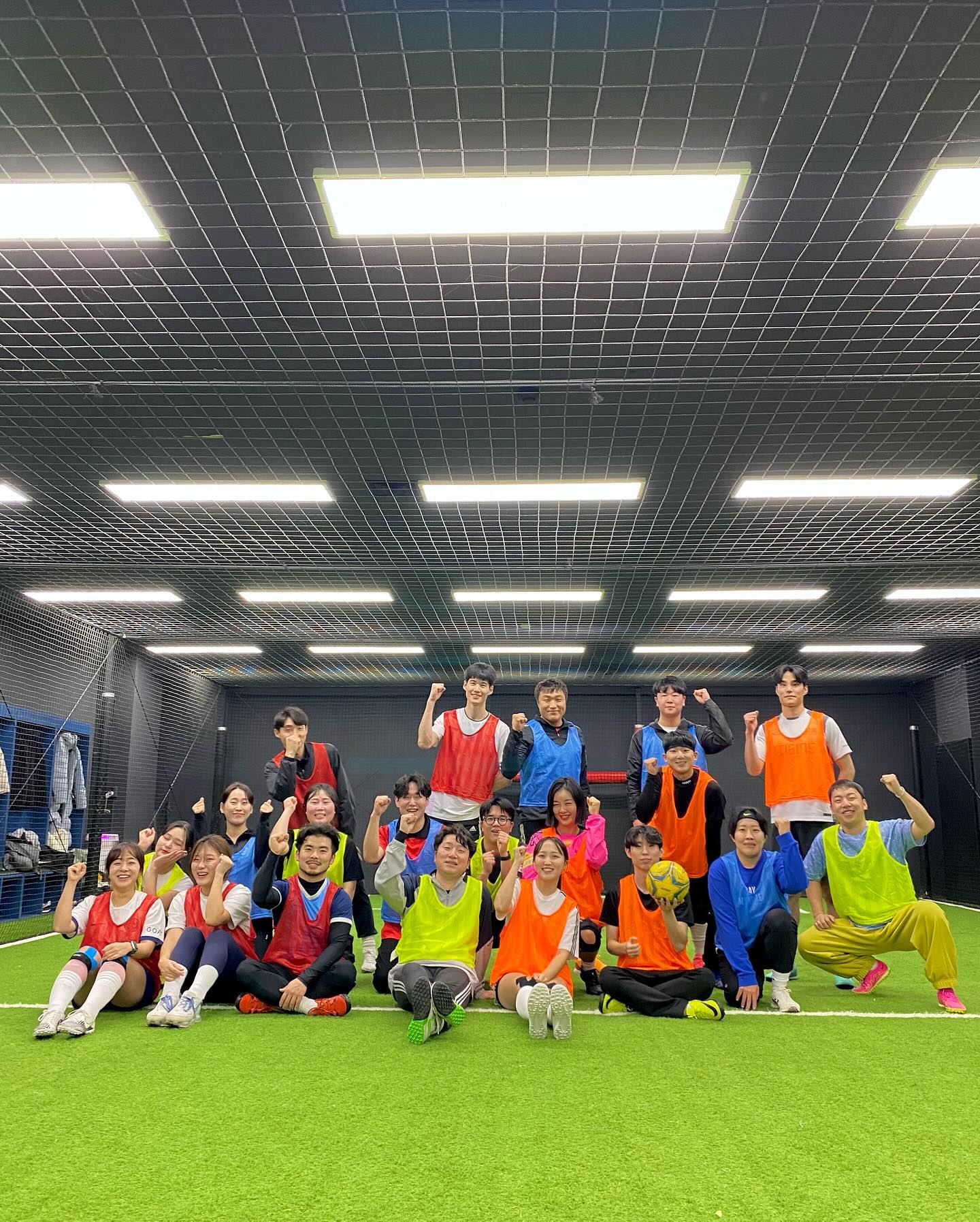 23/12/06 영등포 킥오프풋볼클럽
정말 오랜만에 새로운 풋살장에서 운동해따!⚽️
생각보다 작아서 다음엔 적은 인원으로 다른 곳 가기로!
이번에 하면서 확실히 더 느꼈다,, 내가 겁 제일 많음ㅋ,,
처음하는 언니들도 너어무 잘하고 대단대단,,!
내 두 팔은 늘 쉴드상태,, 혹은 팔랑팔랑,,👋
배드민턴처럼 내가 제일 못하니까 역시 내가 일정 주최해야해^_^
안그럼 나 빼놓고 할거지,,,,?😒 나 열심히 하는거야 진쫘,,
매일 연습해도 모자랄 것 같은데, 월 1번뿐이라 안늘지만 그래두 잼따🙆‍♀️
빨리 날 따뜻해지면 야외에서두 하고 싶따아!
근데 영상보는데 나 추임새 왜케 많아,,? 가만보면 맨날 그러는 듯,,
이게 안낼려고하는데 나도 모르게 나오네,,🫠
이예잇!으악!아핳!야앗! 다음엔 조용히 하고 해보쟈😷