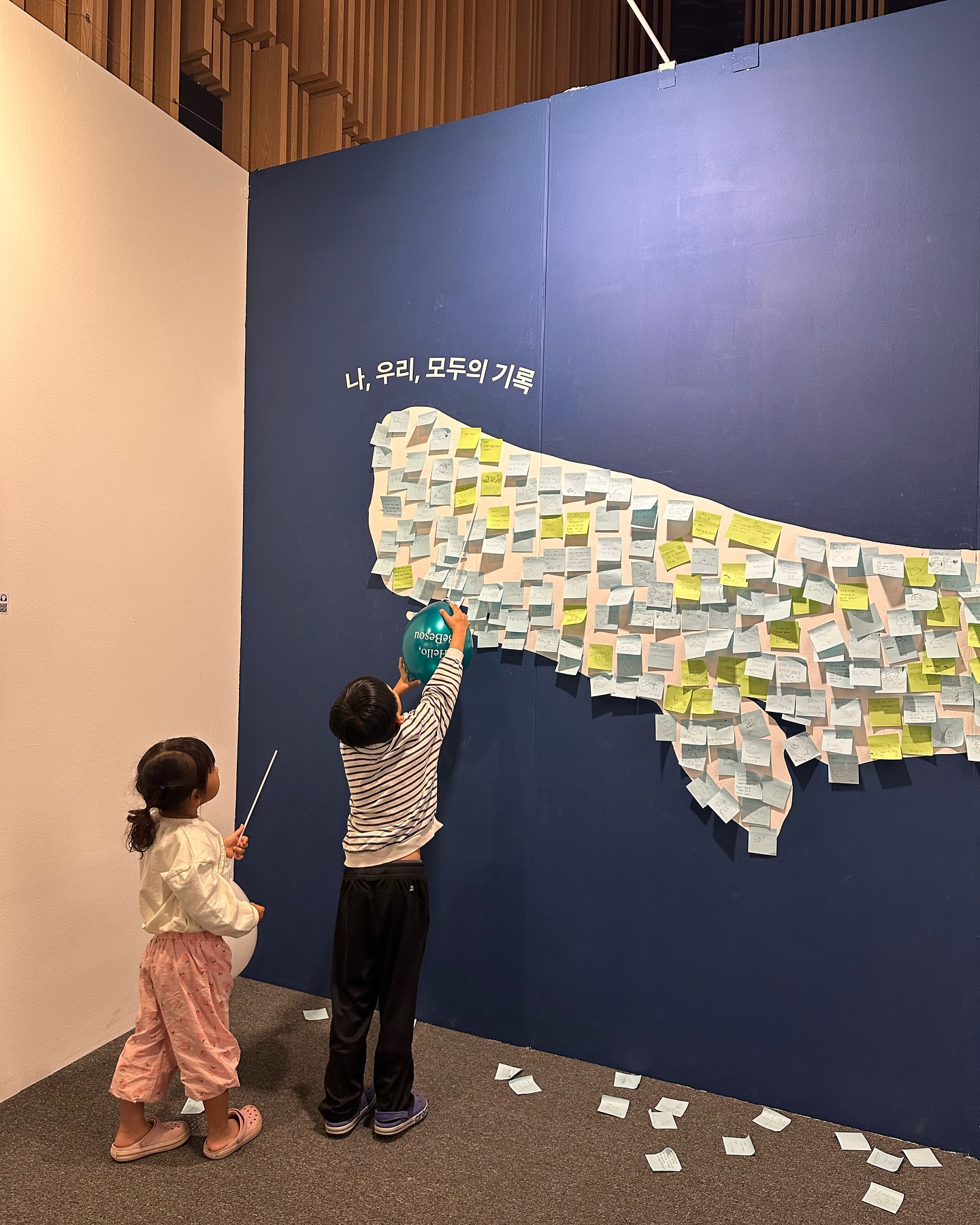 이번 주말은 무리하지않게 소소하게 보냄🤭
.
동네위주의 동선으로 돌아다니고
주방파업하고 남이해준 밥 사먹고
아이들도 평소보다 달달구리 허용 좀 해주고
아이들이 보고싶던 영화도 보고
엄마는 낮잠도 자고(여보 고마워요🥰)
가을옷 쇼핑도 하고
.
가끔은 이렇게 쉬어가는 일정으로 
소소한 행복으로 채우는 것도 좋은😊
(물론 이런 일정들도 아이들과 함께하면 에너지는 소진🤣)
.
아이들은 8:30로 수면 모드들어가고
아침에 청소해두고 저녁에 들어와 할일도 크게 없고
참으로 행복한 일요일 밤이로구나✨
.
잔잔한 정리들 후딱 끝내고 빨리 꿈나라로가야지🫡
.
#주말일상 #육아#내셔널지오그래픽전 #대구신세계백화점#육아소통#소통#일상#남매#남매스타그램 #주부 #주부스타그램